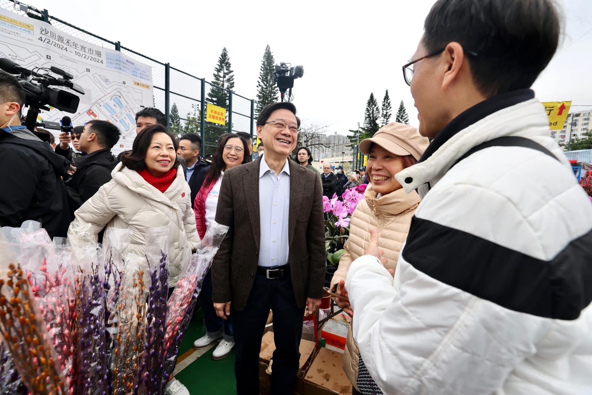 農曆新年2024|李家超行年宵用約千元買年花 女童問如何像他優秀 回應稱「一年之計在於春要做好計劃」