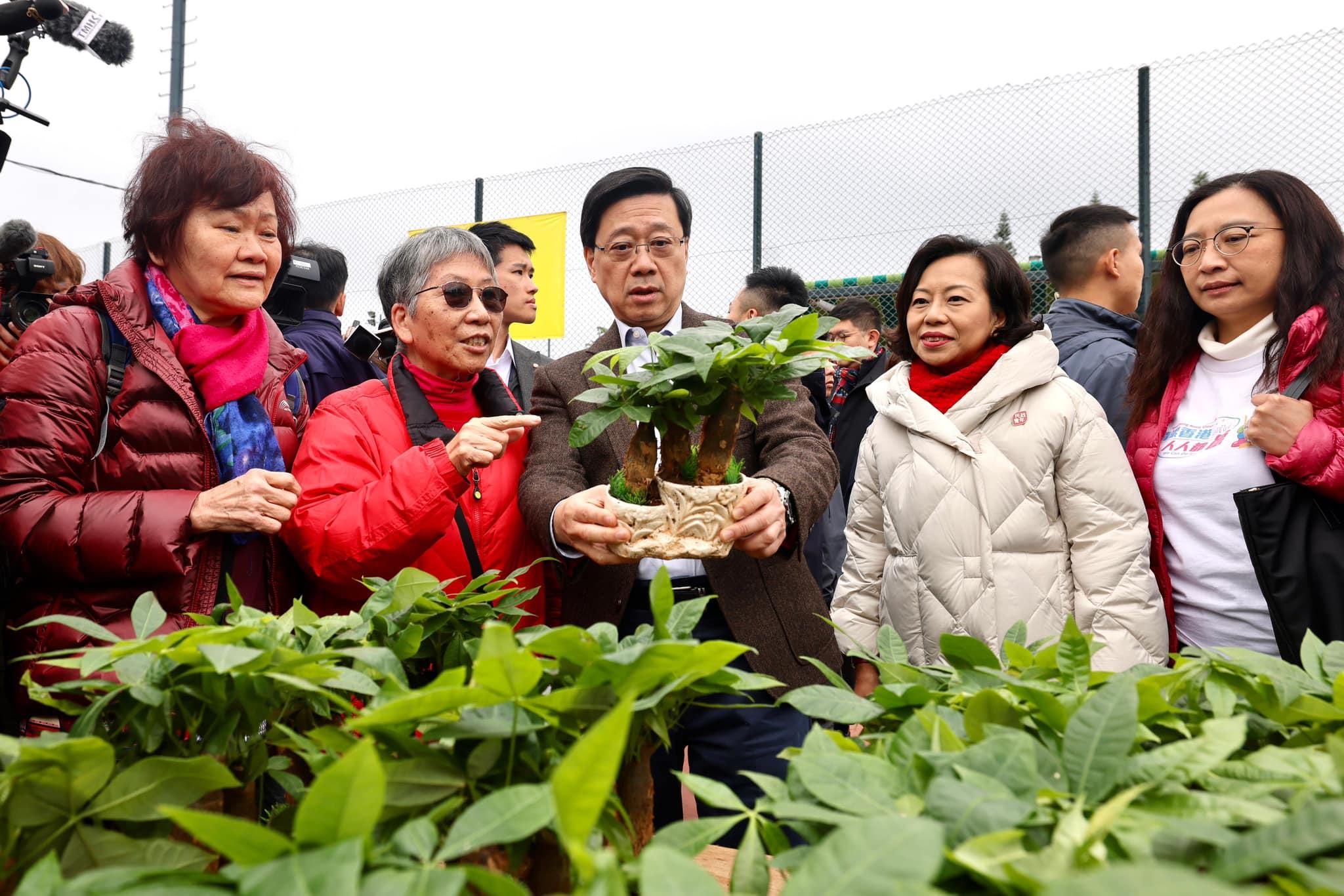 農曆新年2024|李家超行年宵用約千元買年花 女童問如何像他優秀 回應稱「一年之計在於春要做好計劃」