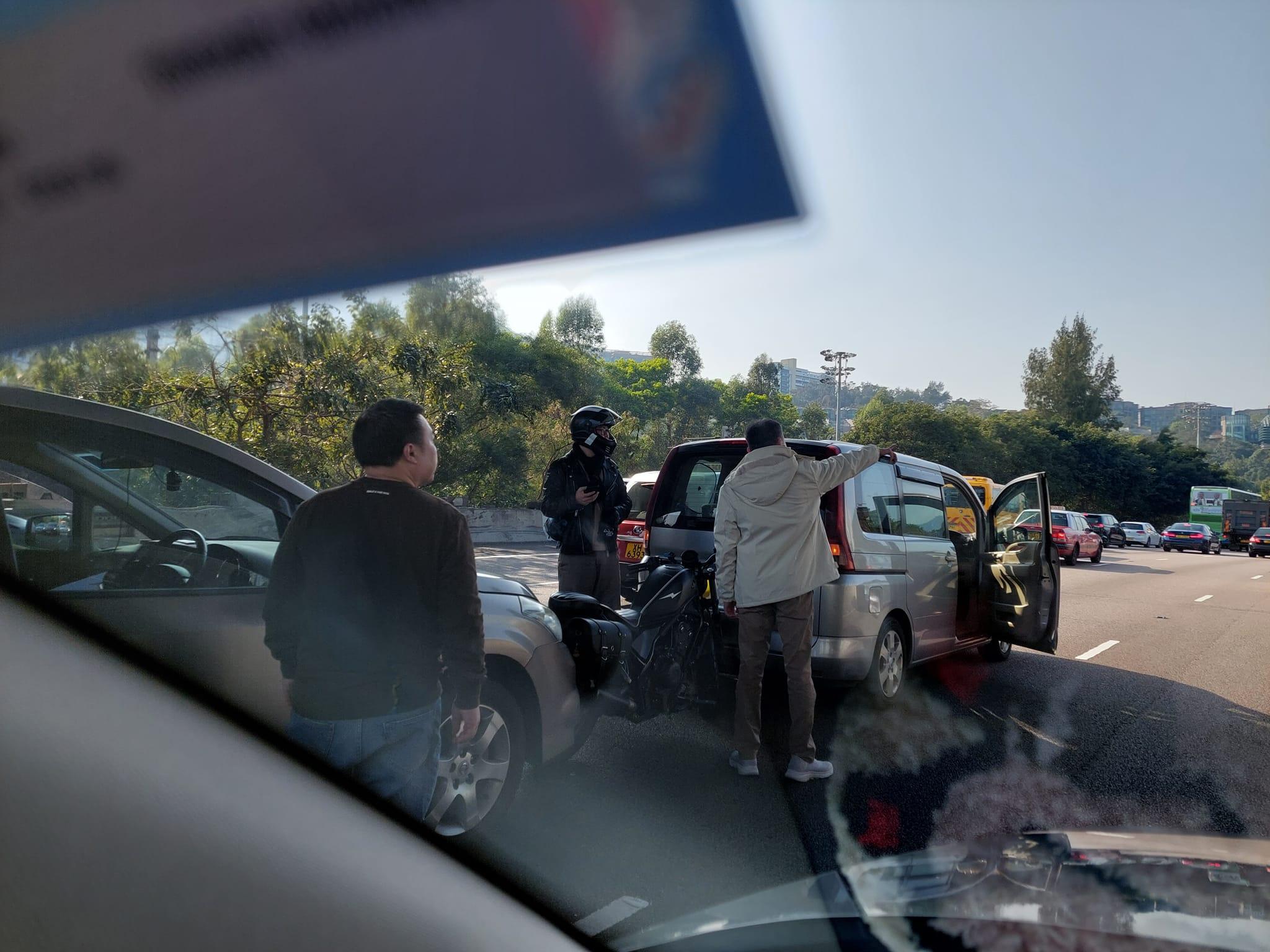 同時,另有兩車及一電單車相撞成「三文治」,電單車司機輕傷。(大埔 TAI PO FB)