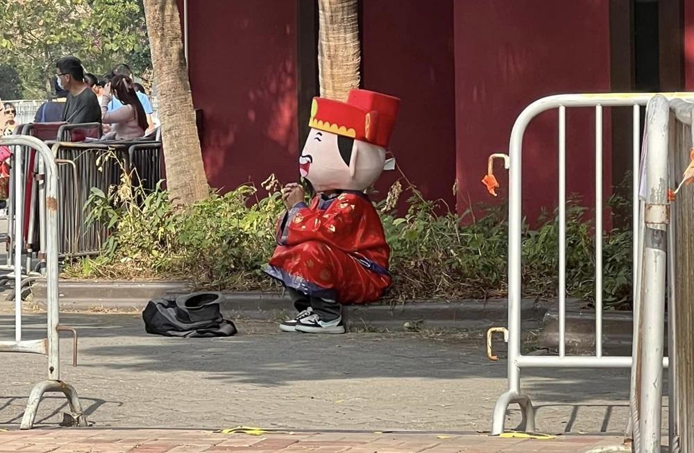 大頭財神在車公廟外乞討。(網上圖片)