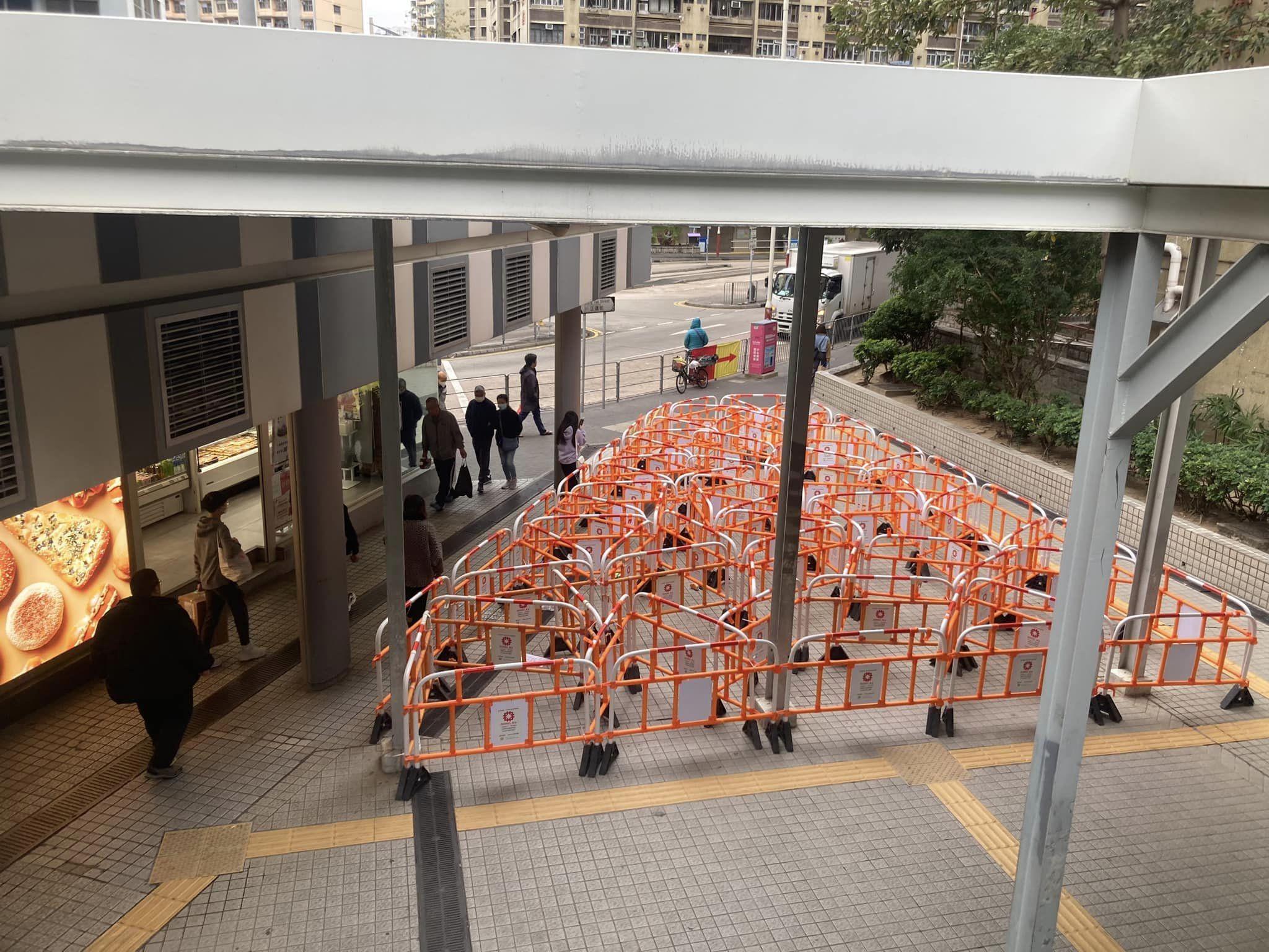 黃大仙下邨的行人路近日被發現擺滿了「圍欄陣」。袁智仁FB