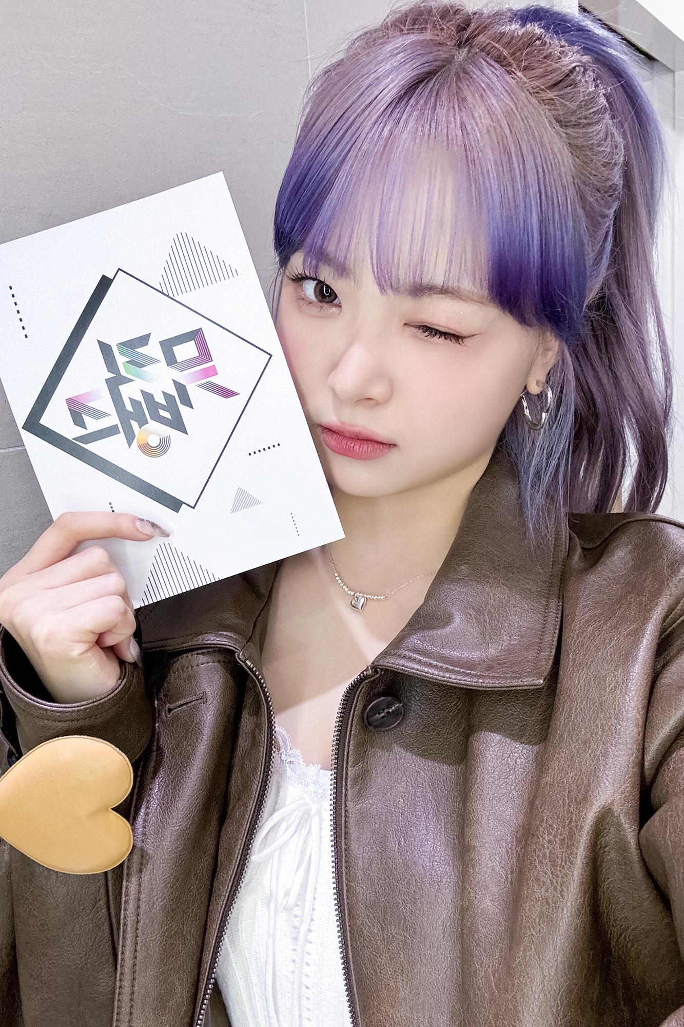 LE SSERAFIM由宮脇咲良、金采源、許允眞、中村一葉及洪恩採組成。