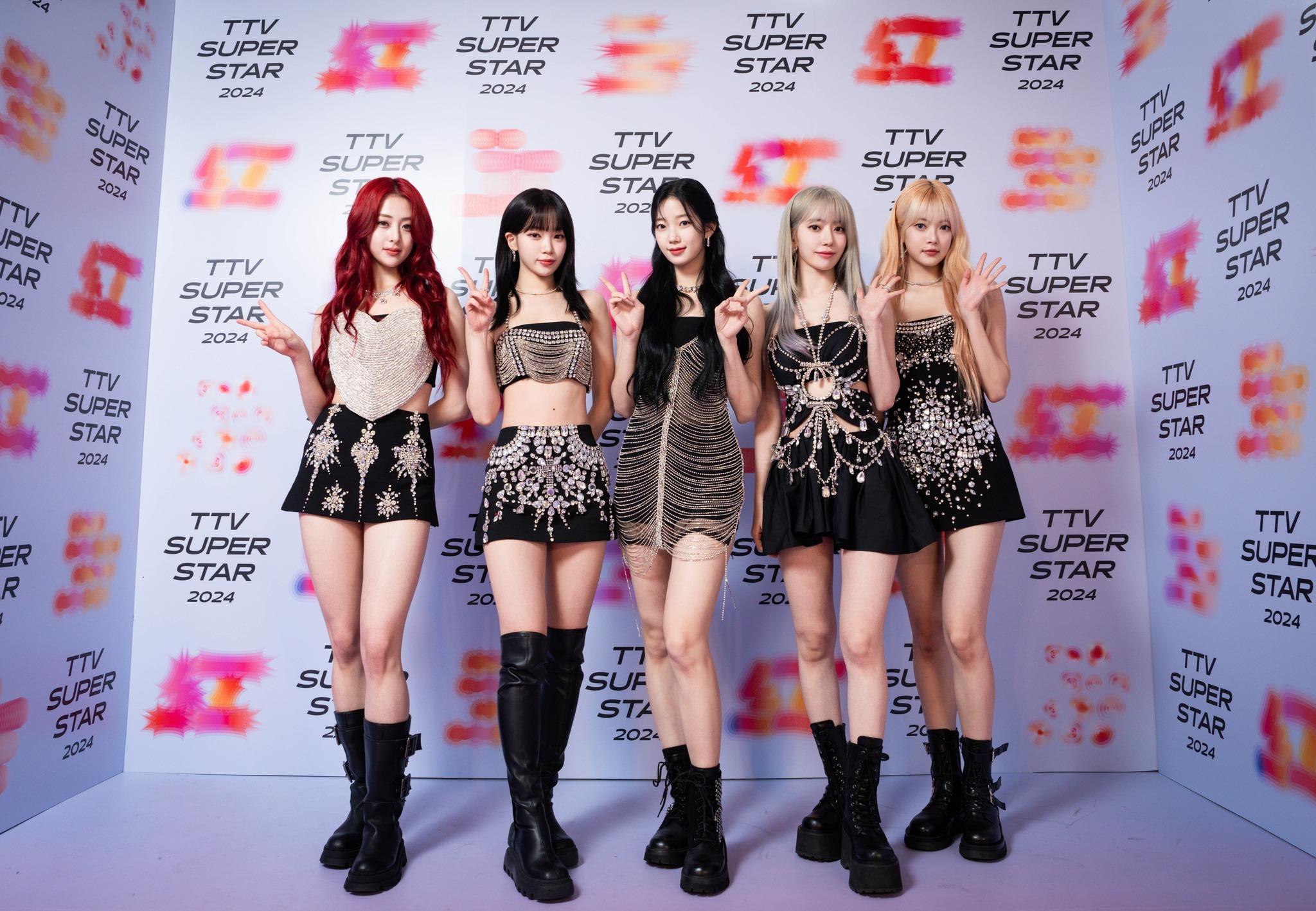 LE SSERAFIM由宮脇咲良、金采源、許允眞、中村一葉及洪恩採組成。