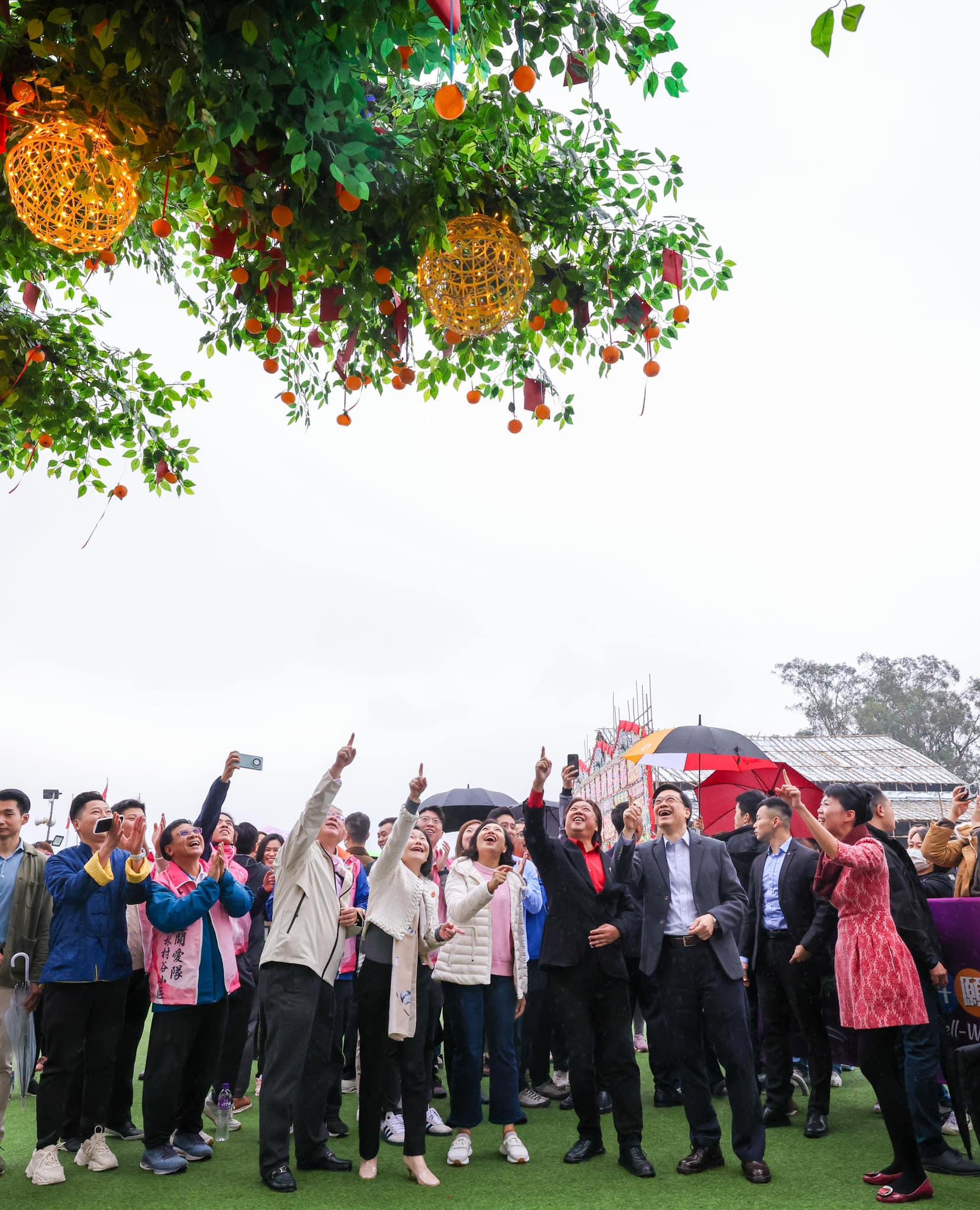 李家超林村拋寶牒祝香港龍騰新程 並率領關愛隊家訪送福袋