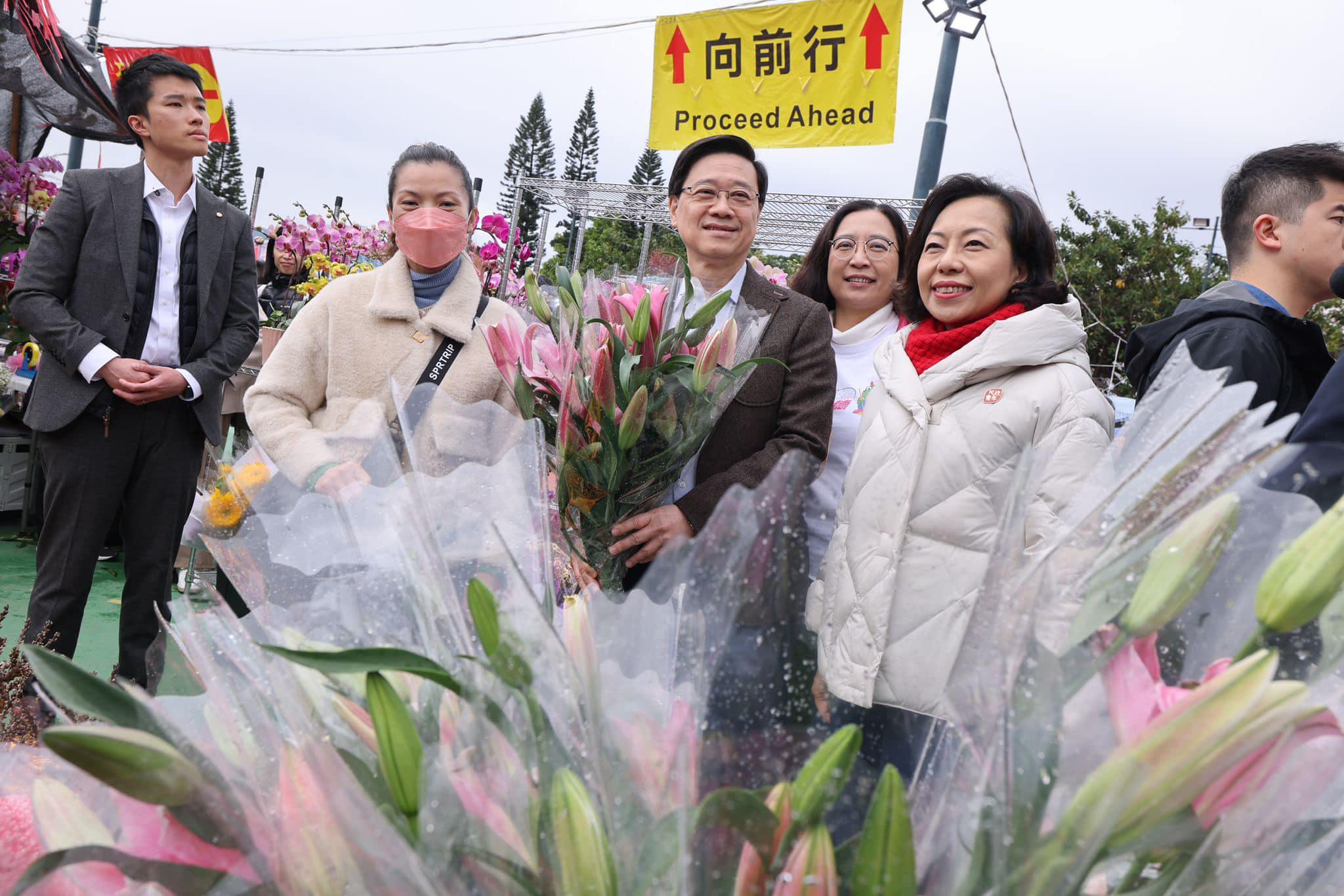 農曆新年2024|李家超行年宵用約千元買年花 女童問如何像他優秀 回應稱「一年之計在於春要做好計劃」