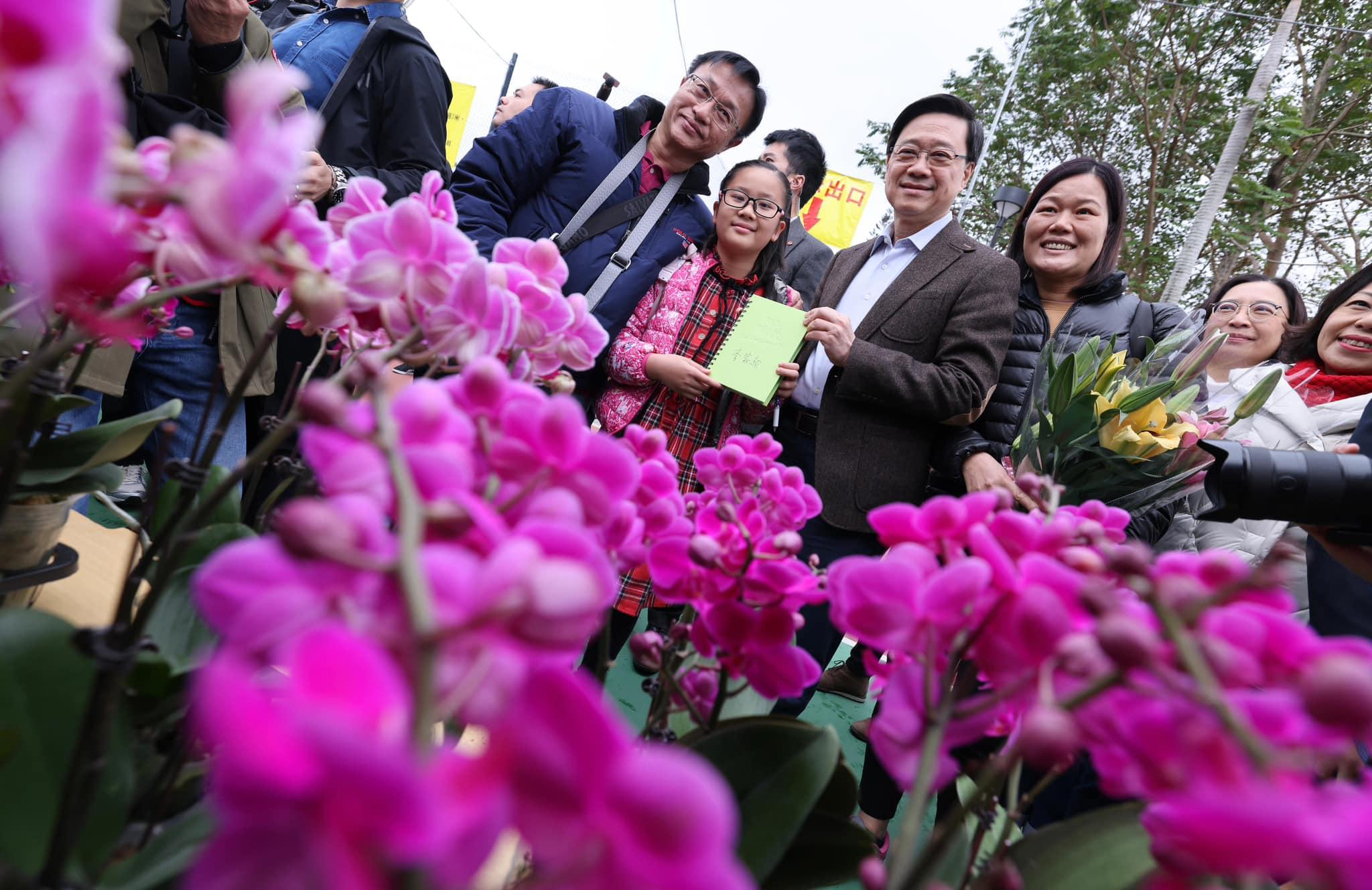 農曆新年2024|李家超行年宵用約千元買年花 女童問如何像他優秀 回應稱「一年之計在於春要做好計劃」