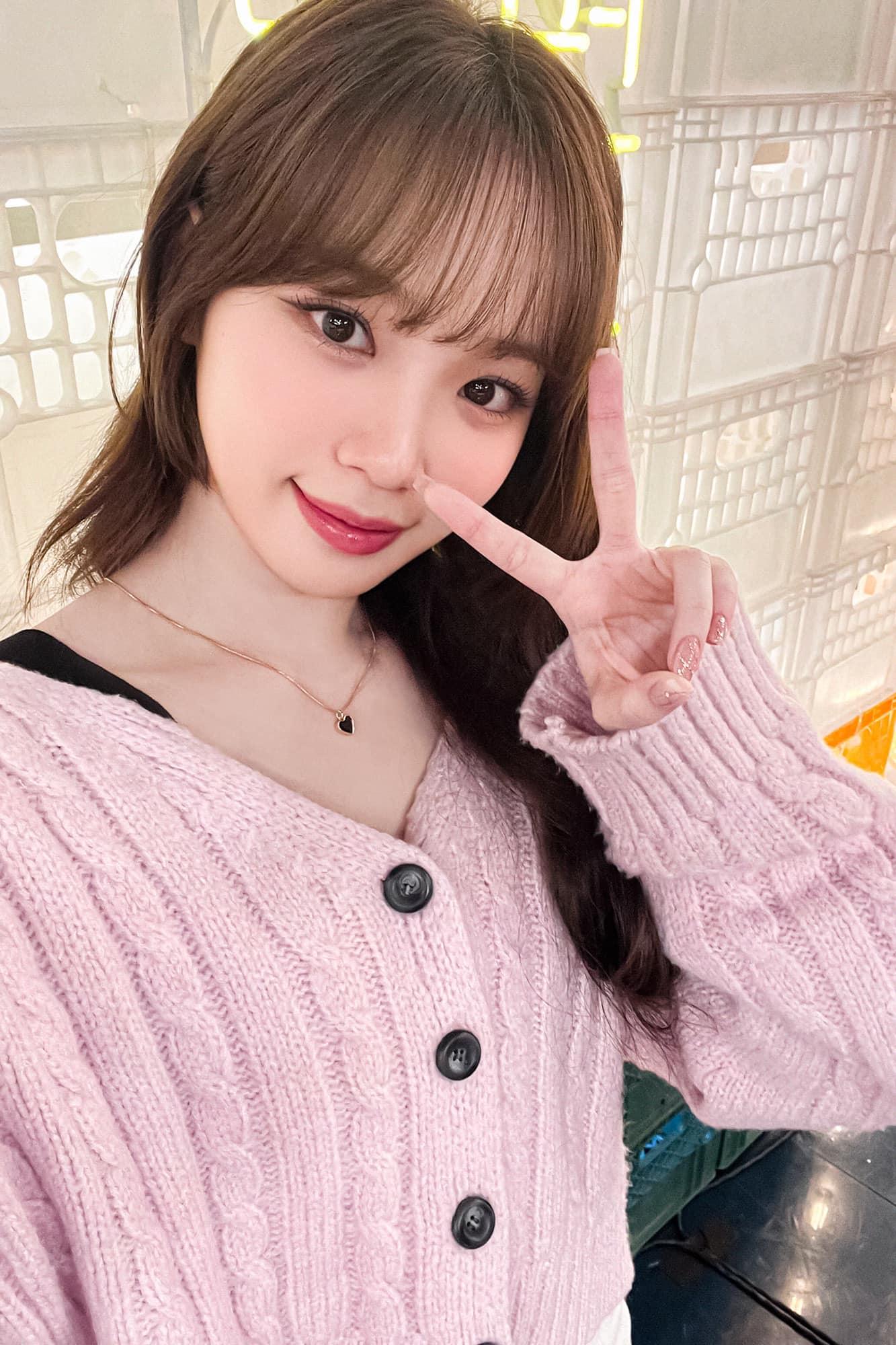 LE SSERAFIM由宮脇咲良、金采源、許允眞、中村一葉及洪恩採組成。