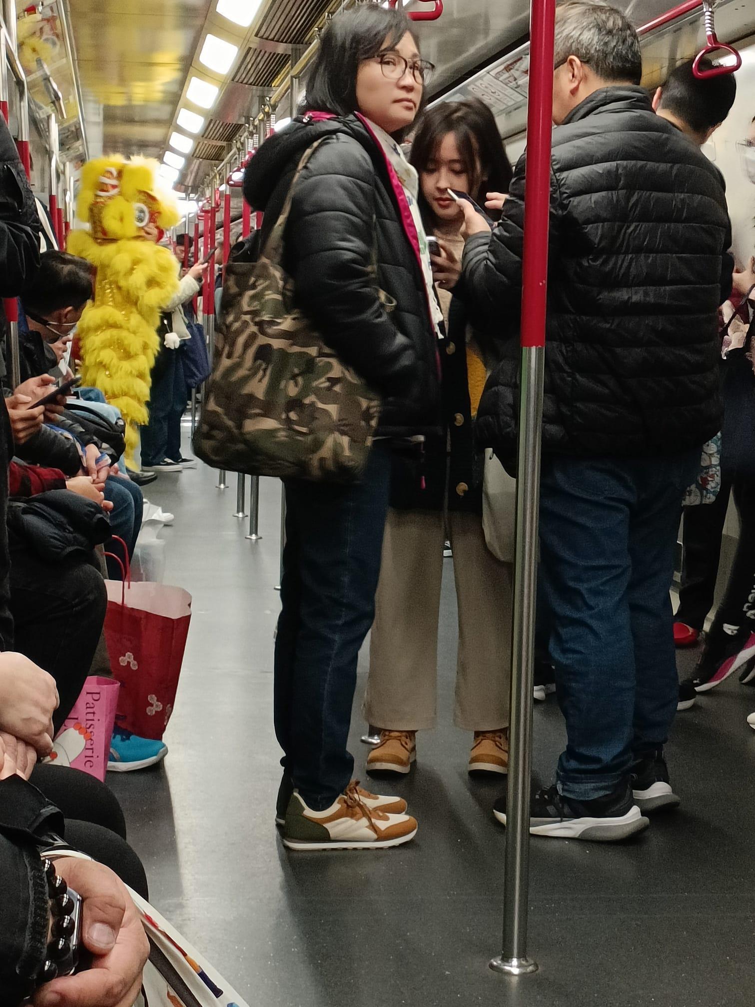 有網民見到二人坐港鐵穿梭。(網上圖片)