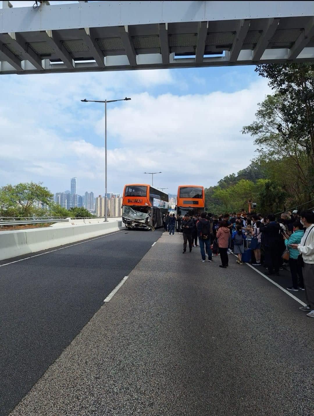 大批乘車下車等候救援。(Bosco Chu@馬路的事討論區)