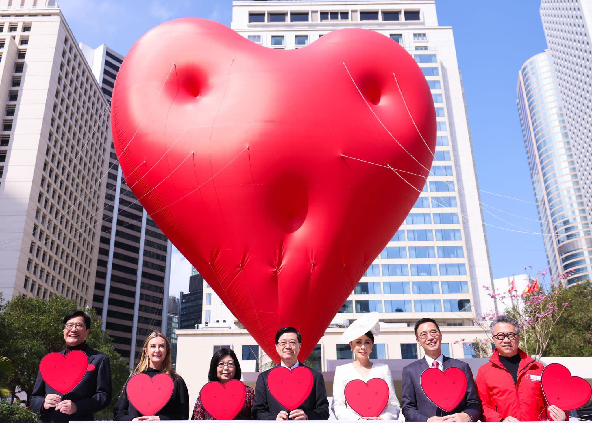 Ray Online|李家超情人節拖住老婆,到中環出席「Chubby Hearts Hong Kong」開幕儀式。(李家超fb圖)