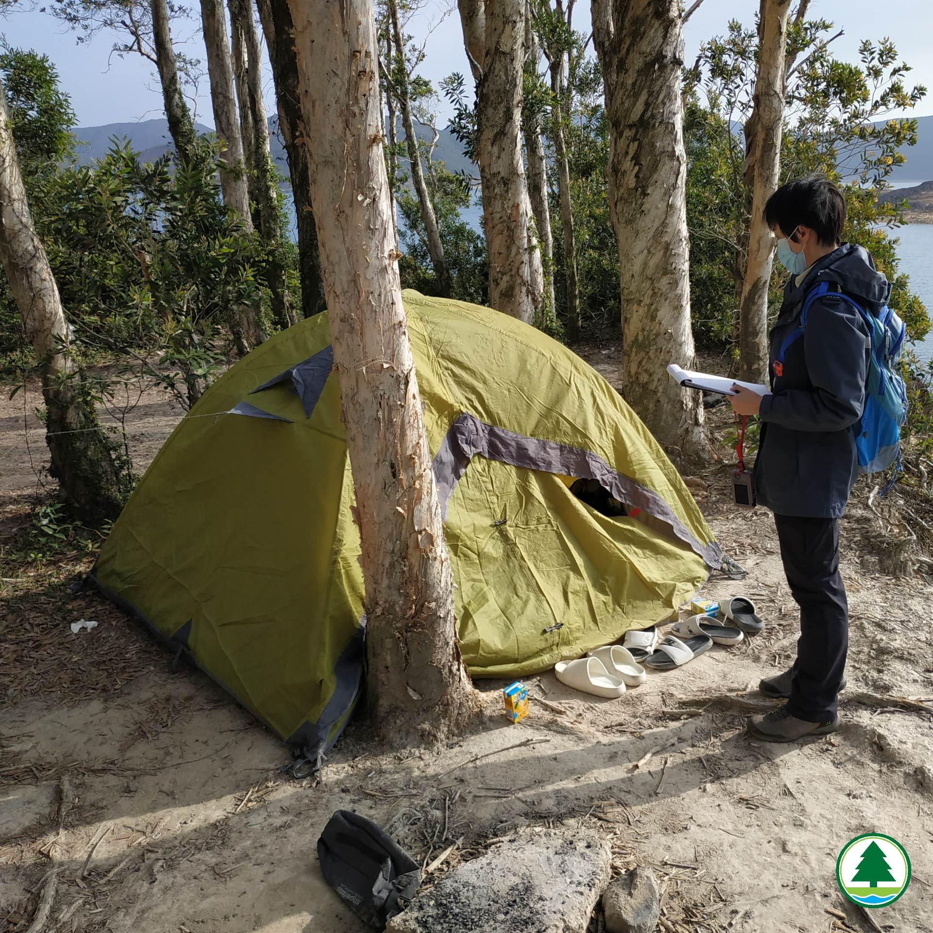 漁護署透過facebook「香港郊野公園」專頁表示,署方在農曆新年期間加強巡邏、執法及宣傳教育。在過去的長假期,共向50名在郊野公園違例露營及10名違例使用單車人士採取執法行動。