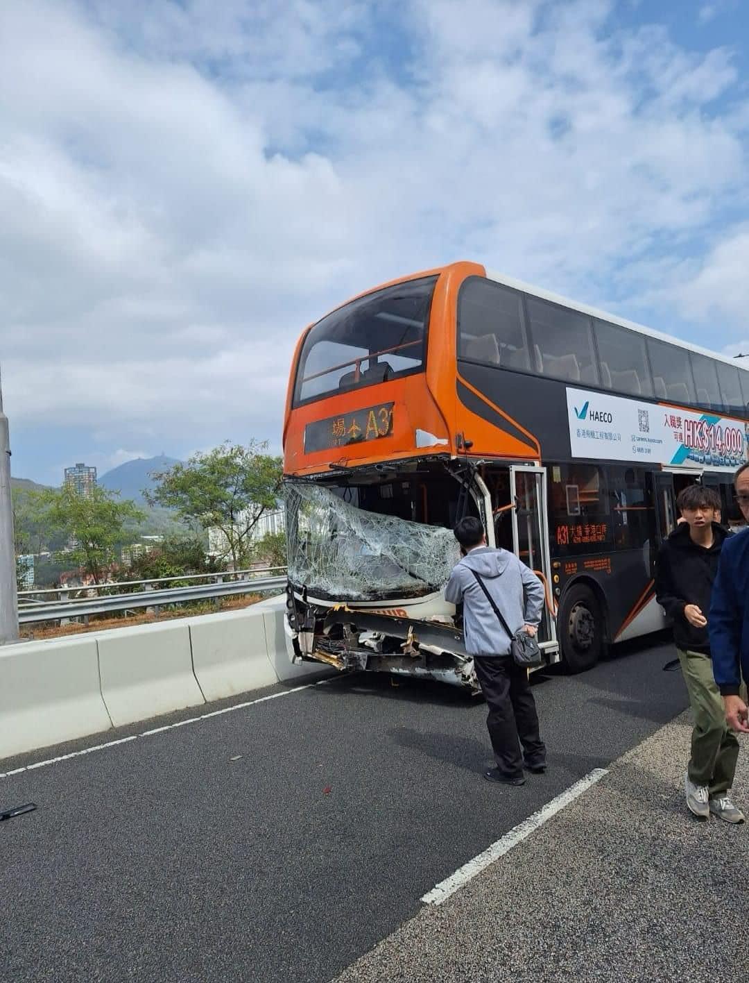 其中一輛巴士的車頭嚴重損毀。(Bosco Chu@馬路的事討論區)