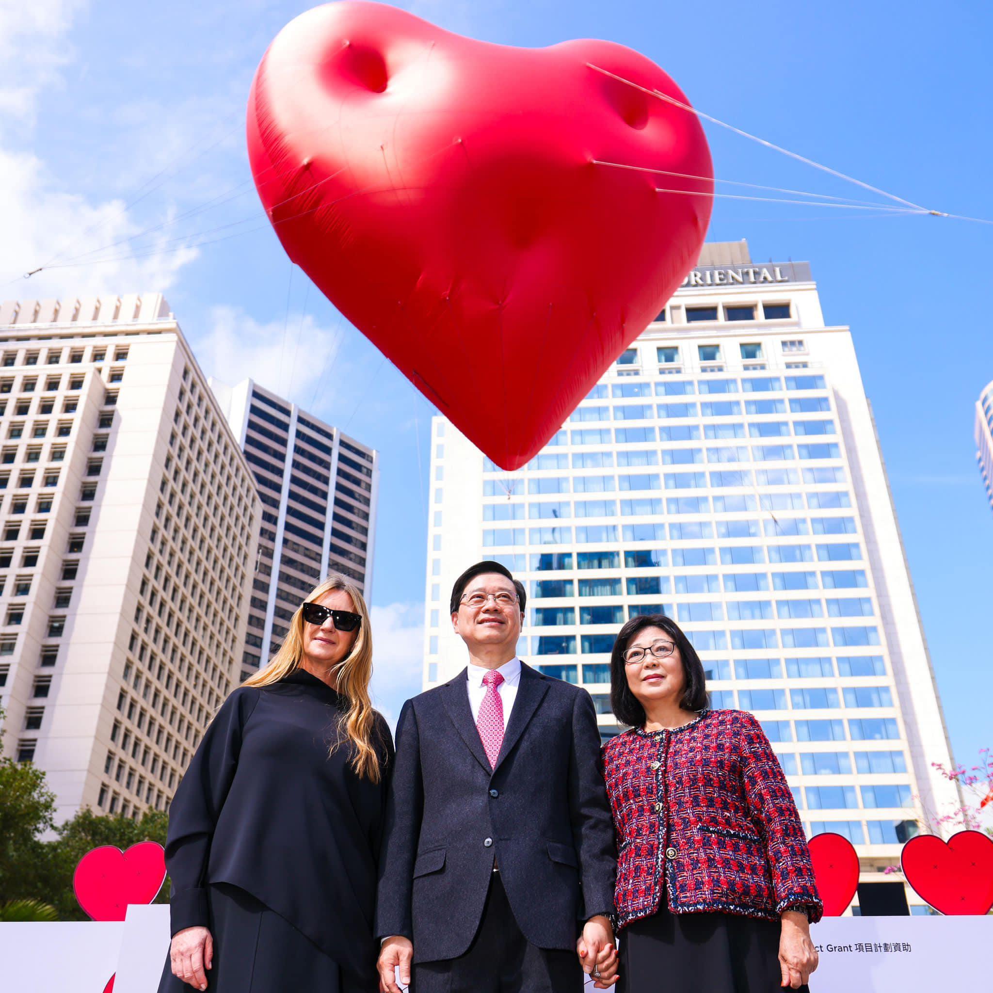 Ray Online|李家超夫婦與Chubby Hearts設計師合照。(李家超fb圖)