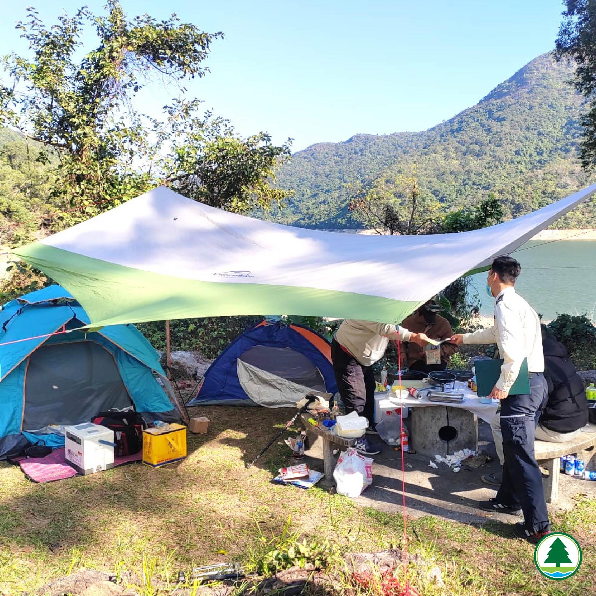 漁護署透過facebook「香港郊野公園」專頁表示,署方在農曆新年期間加強巡邏、執法及宣傳教育。在過去的長假期,共向50名在郊野公園違例露營及10名違例使用單車人士採取執法行動。