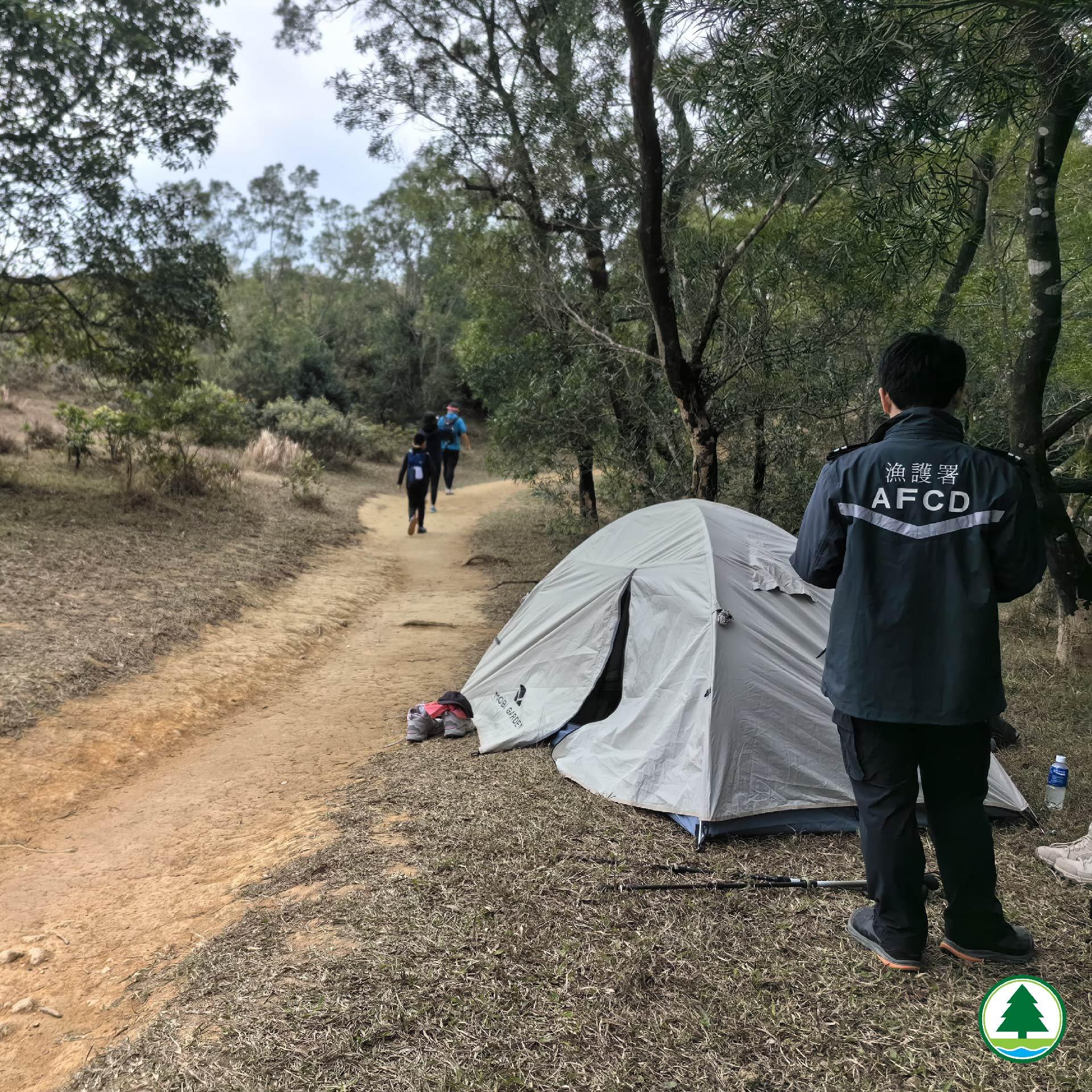 漁護署透過facebook「香港郊野公園」專頁表示,署方在農曆新年期間加強巡邏、執法及宣傳教育。在過去的長假期,共向50名在郊野公園違例露營及10名違例使用單車人士採取執法行動。
