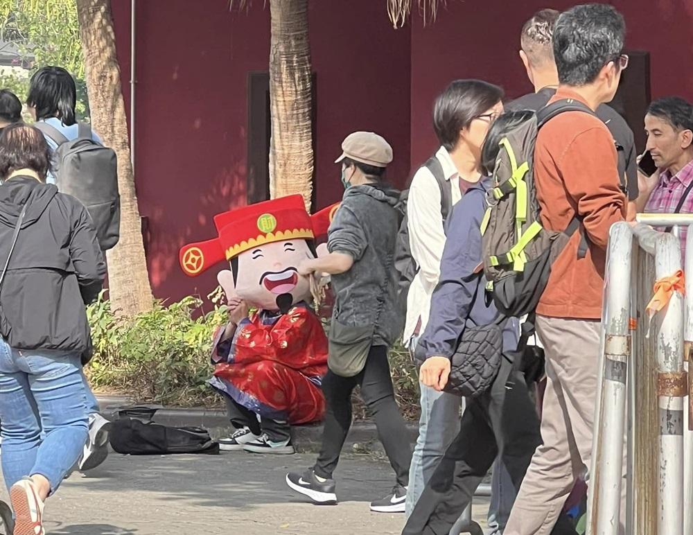 大頭財神在車公廟外乞討。(網上圖片)