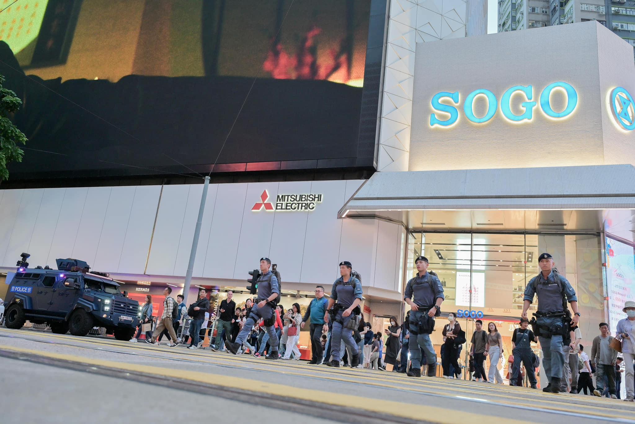 夏寶龍今來訪港7日,警方將派出國產「劍齒虎」裝甲車高姿態反恐巡邏。(警方fb圖片)