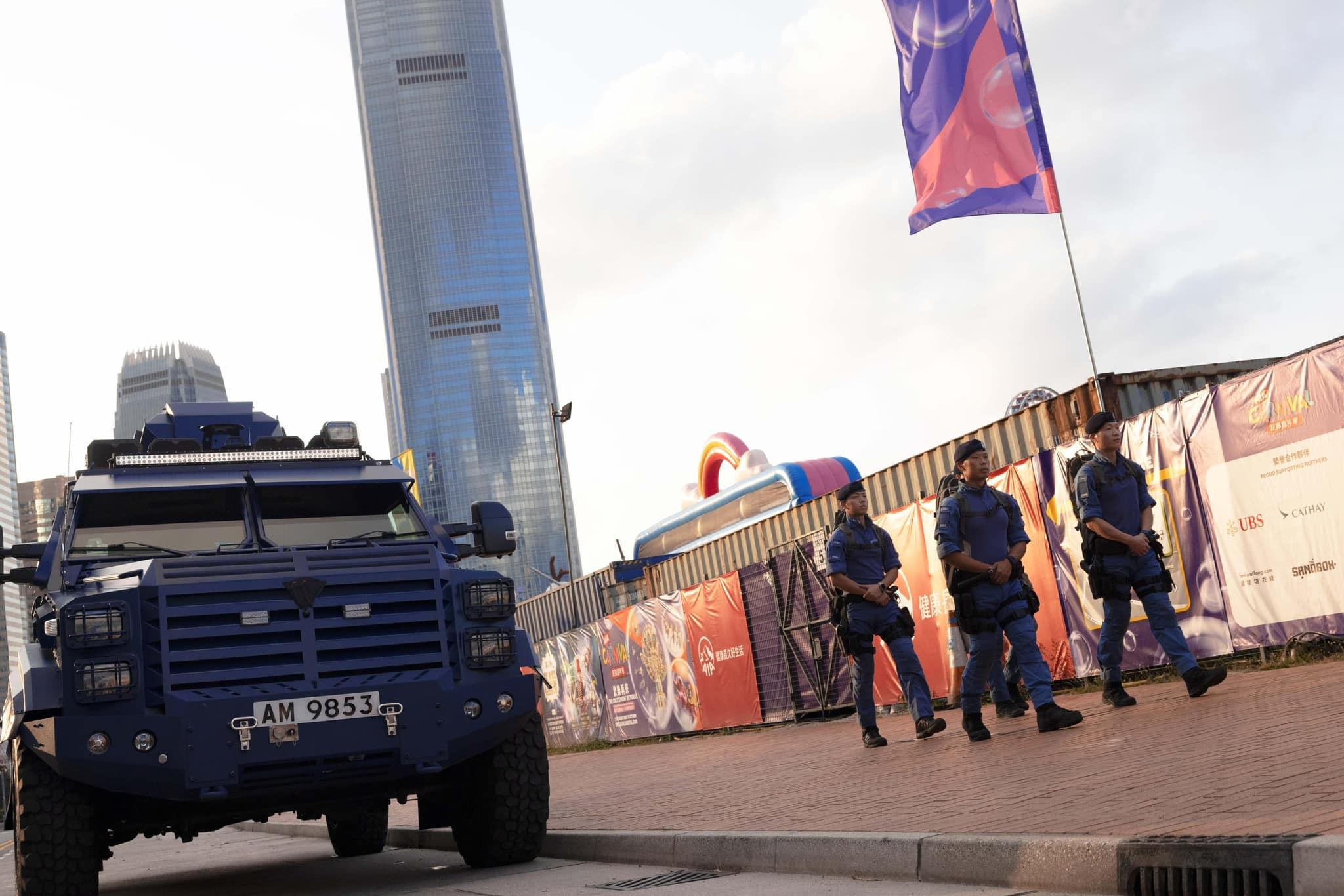 夏寶龍今來訪港7日,警方將派出國產「劍齒虎」裝甲車高姿態反恐巡邏。(警方fb圖片)