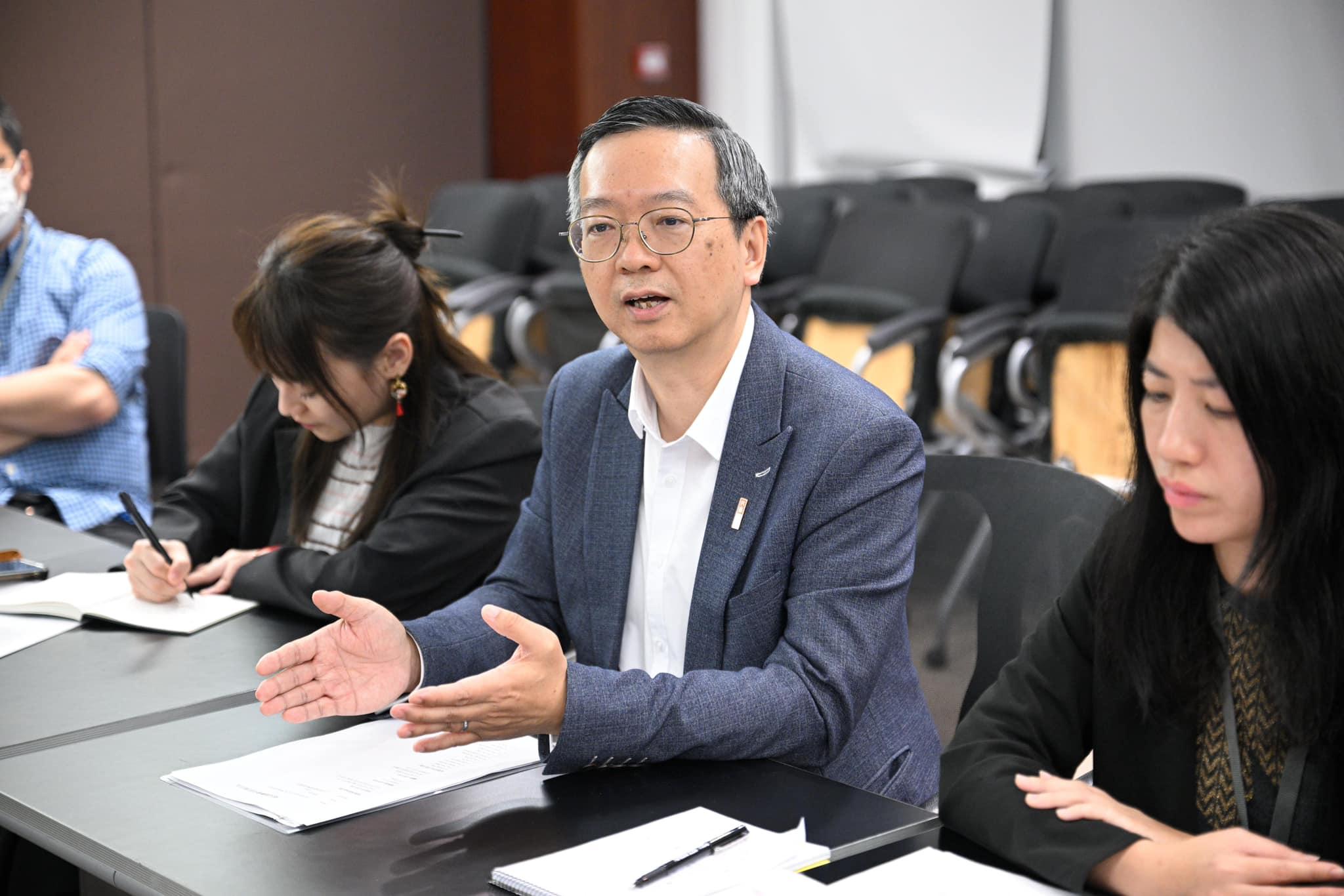 房屋局副局長戴尚誠2月21日連同建築署代表,會見李慧琼、九龍城區議員關浩洋及啟德居民代表。(關浩洋Facebook 圖片)