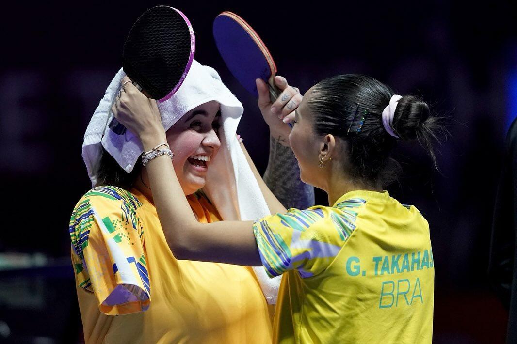 巴西女團陣中有位獨臂女將布魯娜阿歷珊大(Bruna Alexandre),這位28歲東京殘奧銀牌得主面對健全人士也發揮出實力,助巴西晉16強,贏盡全場觀眾掌聲。