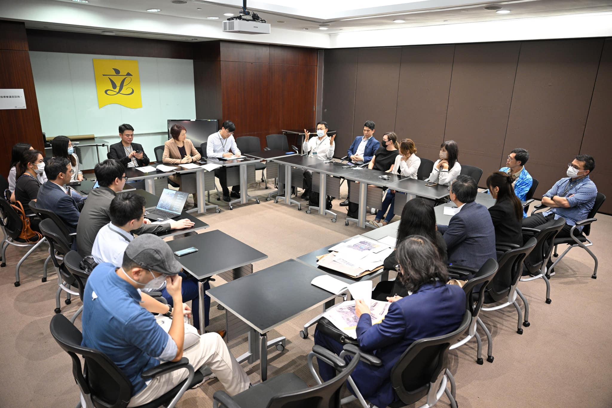 房屋局副局長戴尚誠2月21日連同建築署代表,會見李慧琼、九龍城區議員關浩洋及啟德居民代表。(關浩洋Facebook 圖片)