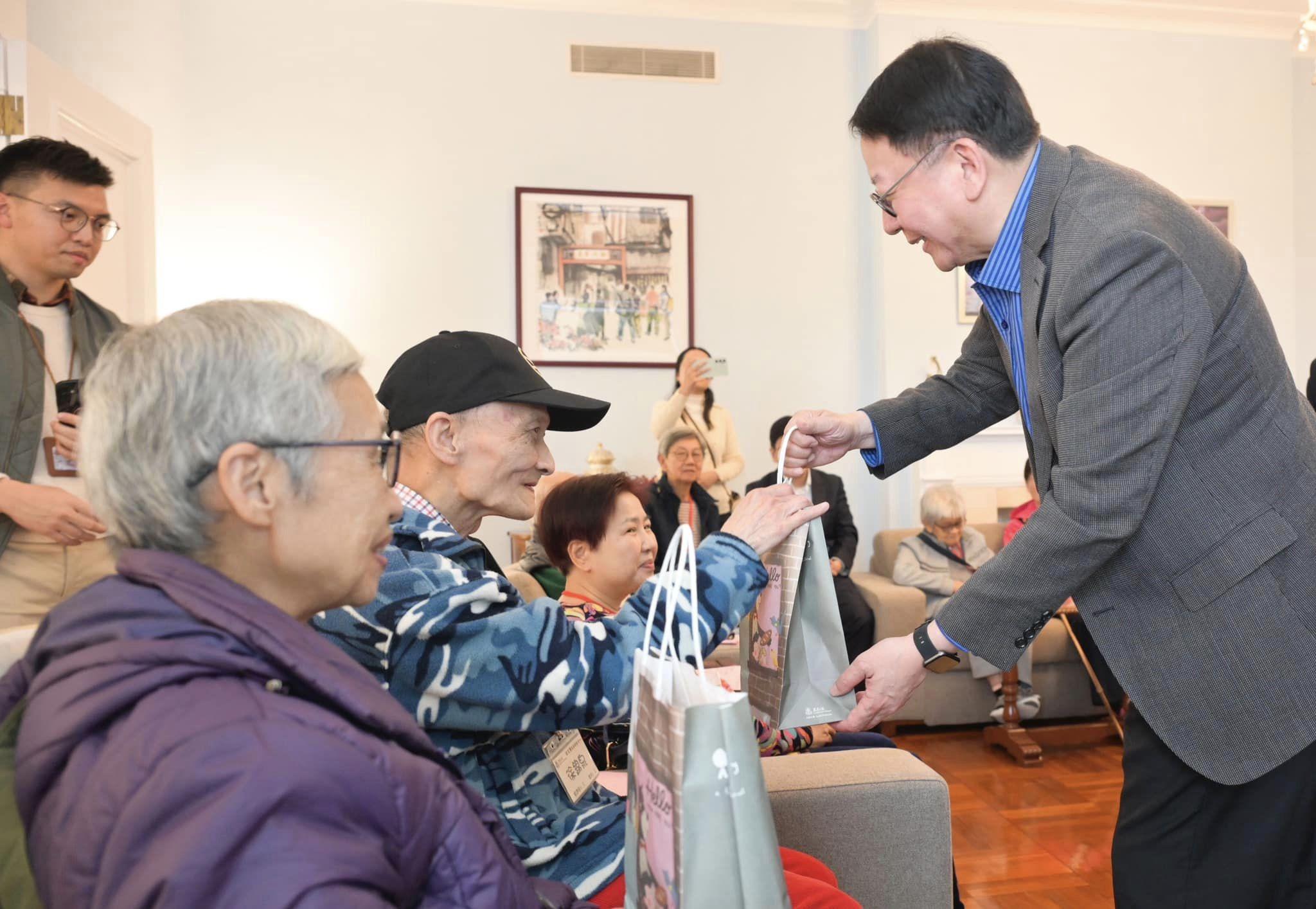 Ray Online|老友記到政務司官邸參觀 一舉動令陳國基「受寵若驚」(@FBEric Chan 陳國基 圖片)