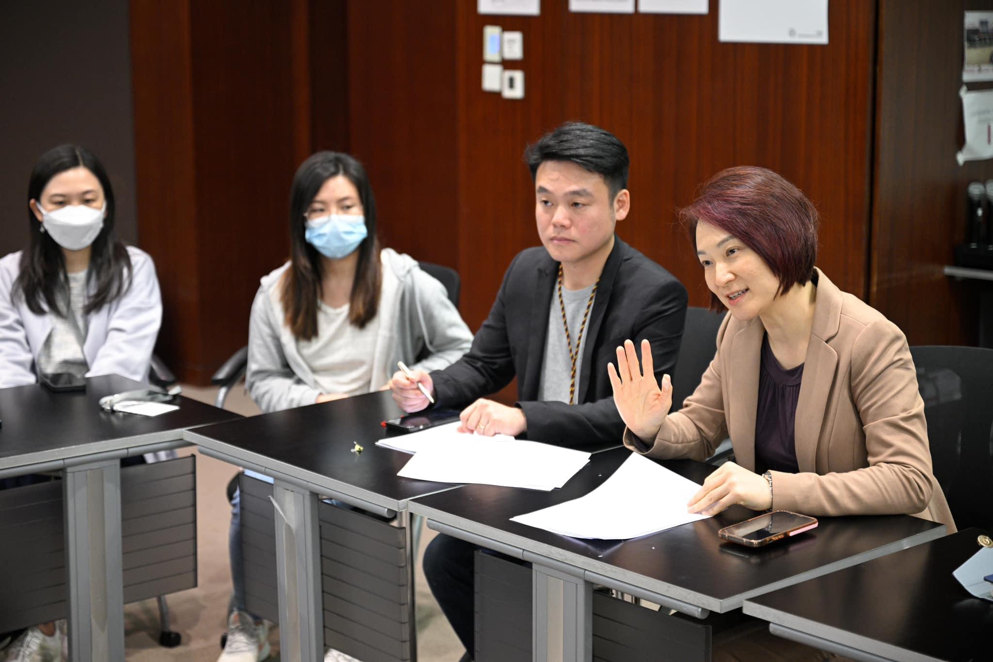 房屋局副局長戴尚誠2月21日連同建築署代表,會見李慧琼、九龍城區議員關浩洋及啟德居民代表。(關浩洋Facebook 圖片)