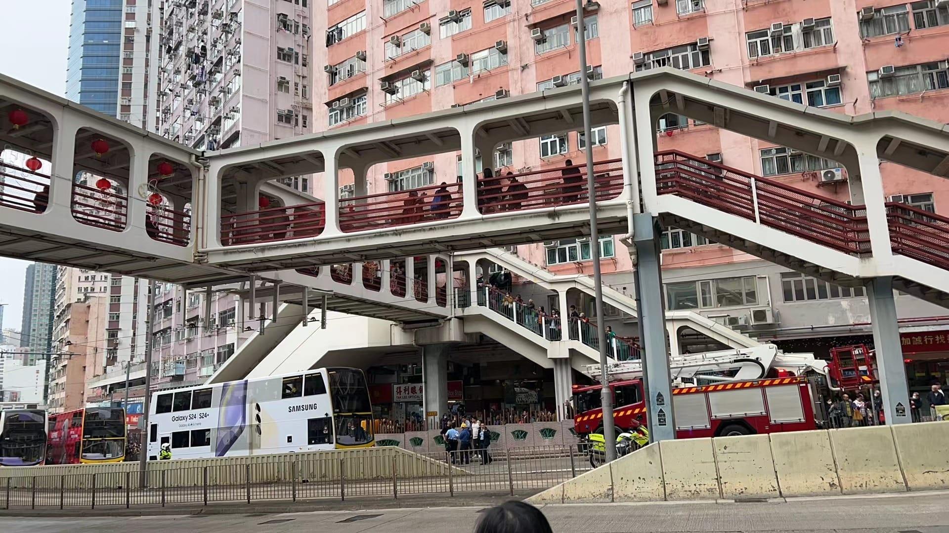 鰂魚涌英皇道下午有男子墮樓,插穿雙層巴士車廂。(區議員李清霞fb圖)