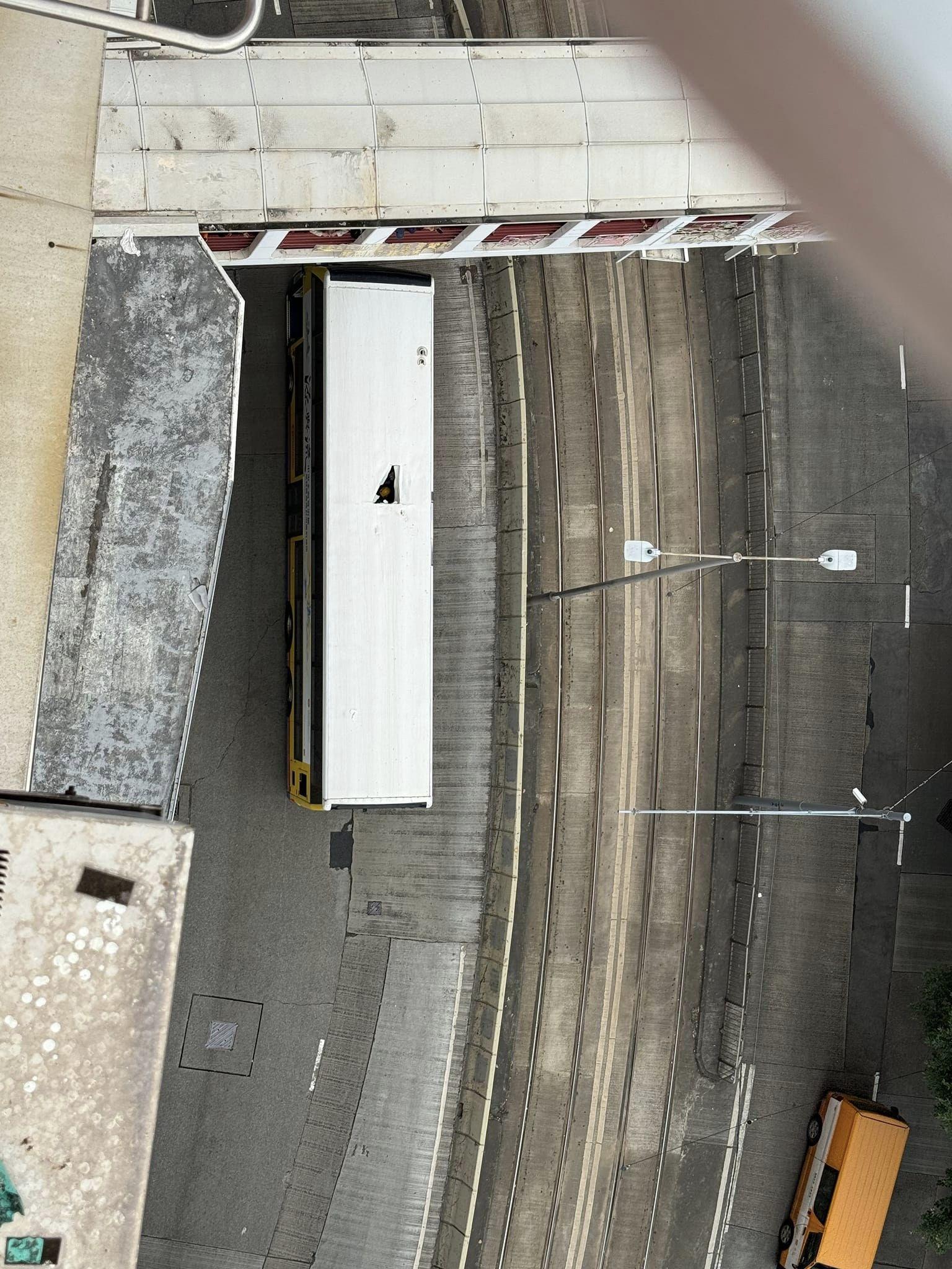 鰂魚涌英皇道下午有男子墮樓,被插穿的巴士車頂留下一個缺口。(區議員李清霞fb圖)