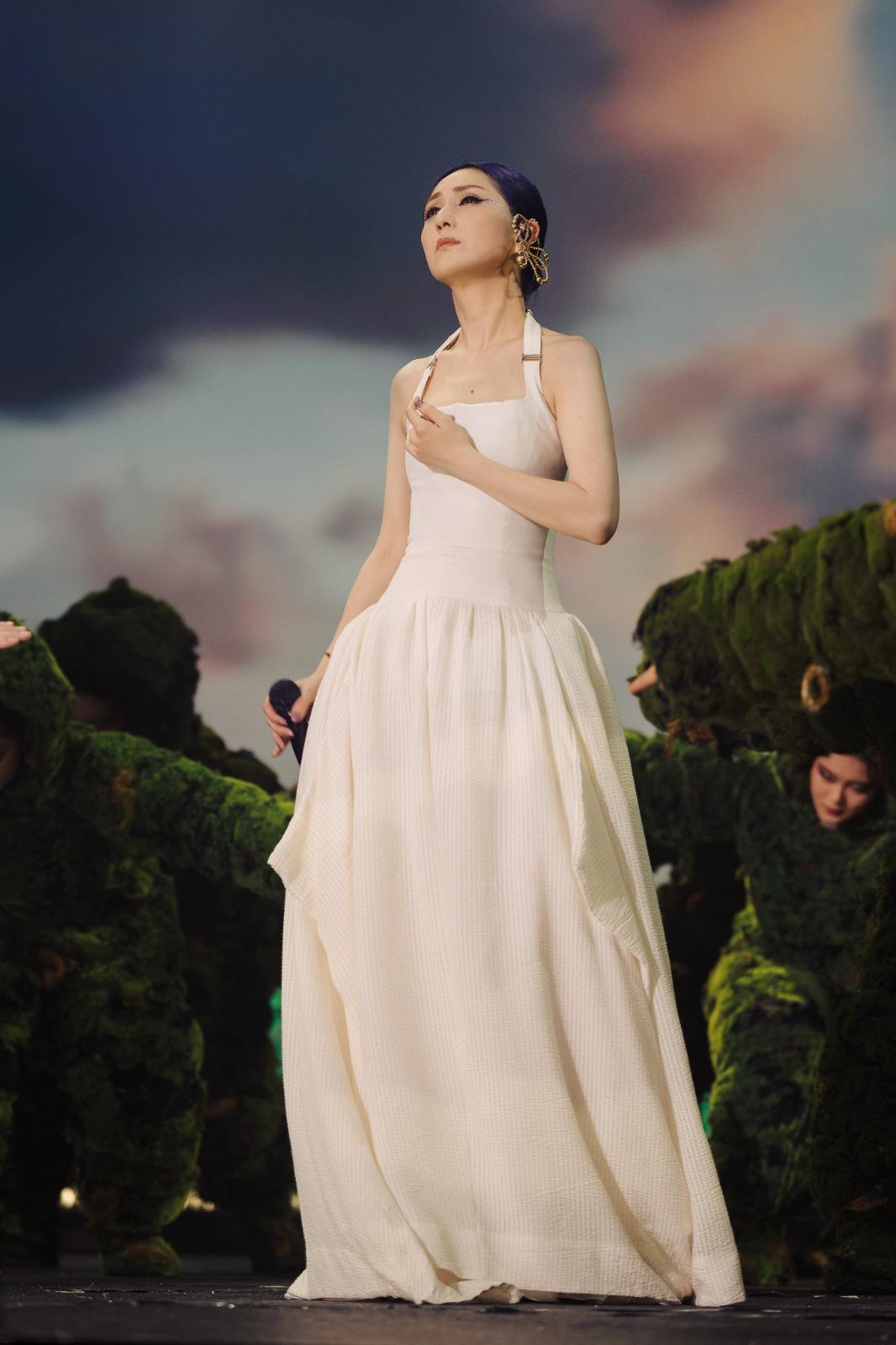 楊千嬅在澳門銀河綜藝館舉行兩場《楊千嬅MY TREE OF LIVE世界巡迴演唱會》。