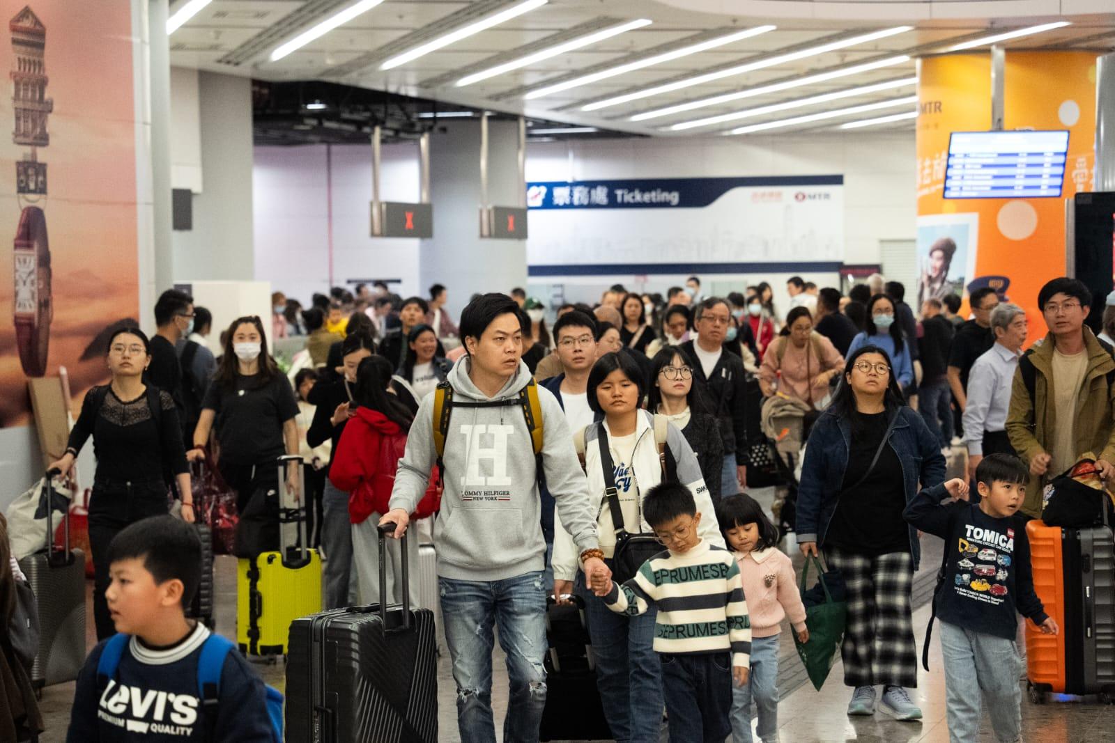 內地春節長假期結束,大批旅客離港。(林靄怡攝)