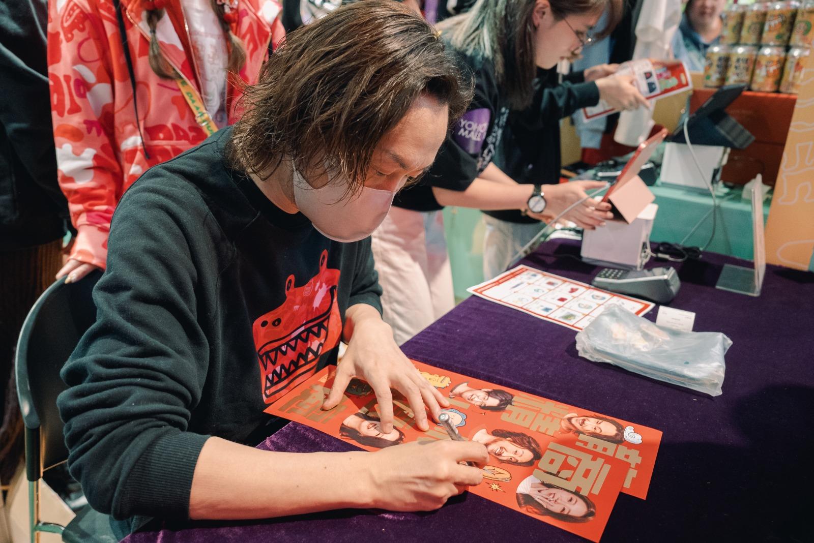 鄭中基抽空現身市集拜早年。