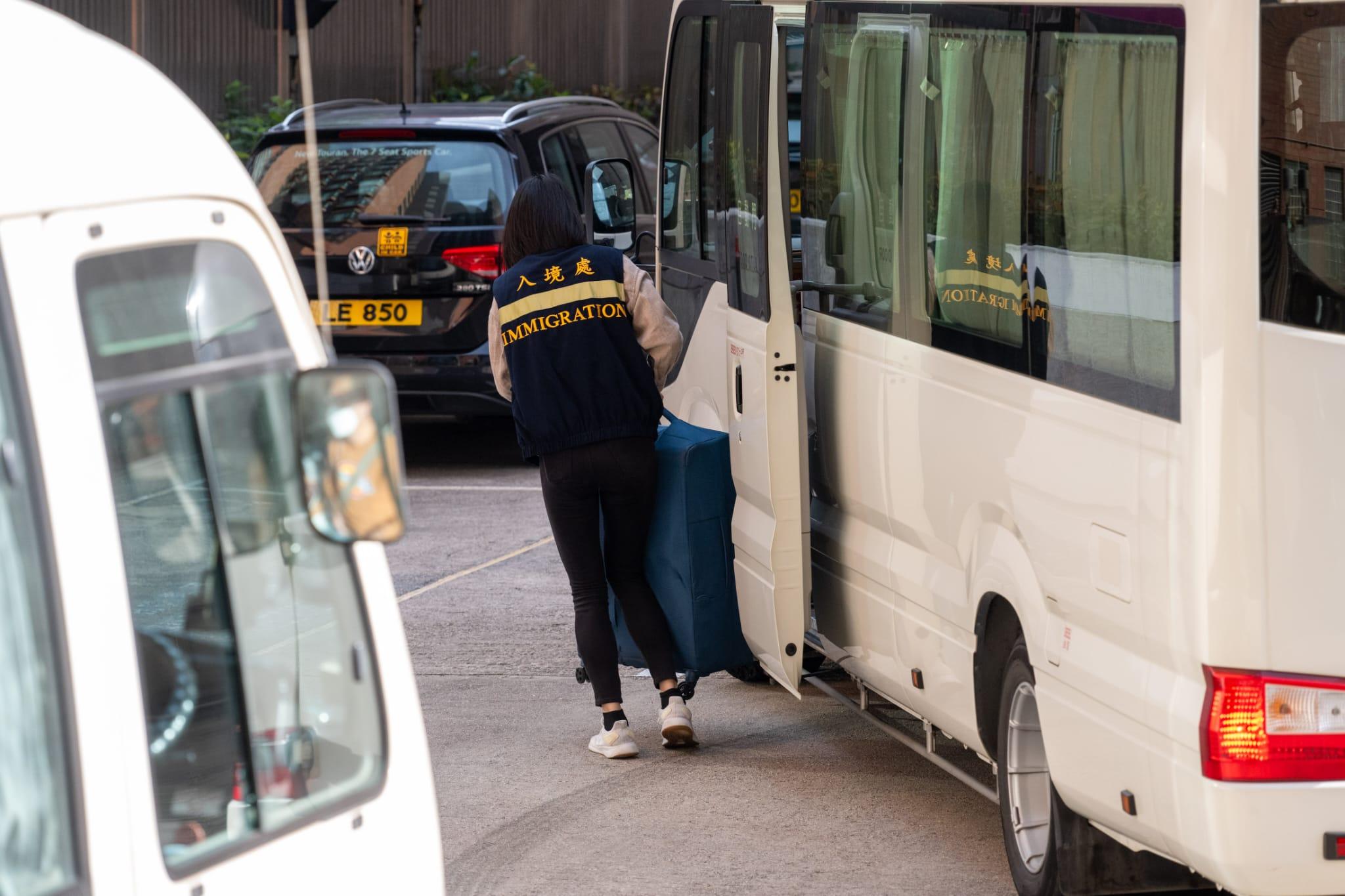 73歲藝人李龍基的36歲未婚妻王青霞(Chris)涉在港逾期居留,今日(20日)在沙田裁判法院提堂,今早三輛入境處車輛先後抵達法院。(陳奕釗攝)