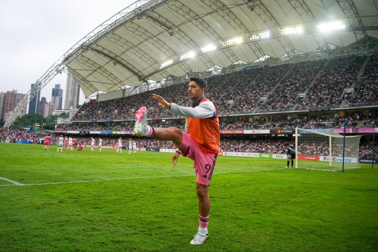 蘇亞雷斯場邊熱身未有上陣。(林靄怡攝)