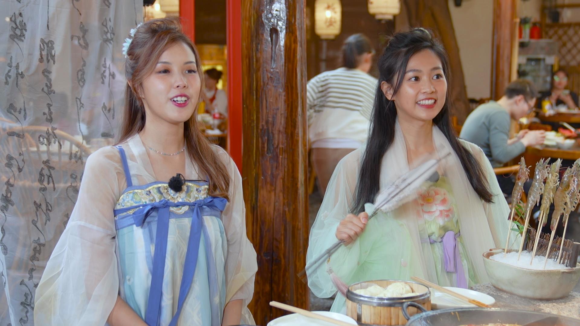 郭柏妍與鄧凱文體驗穿古裝打邊爐。