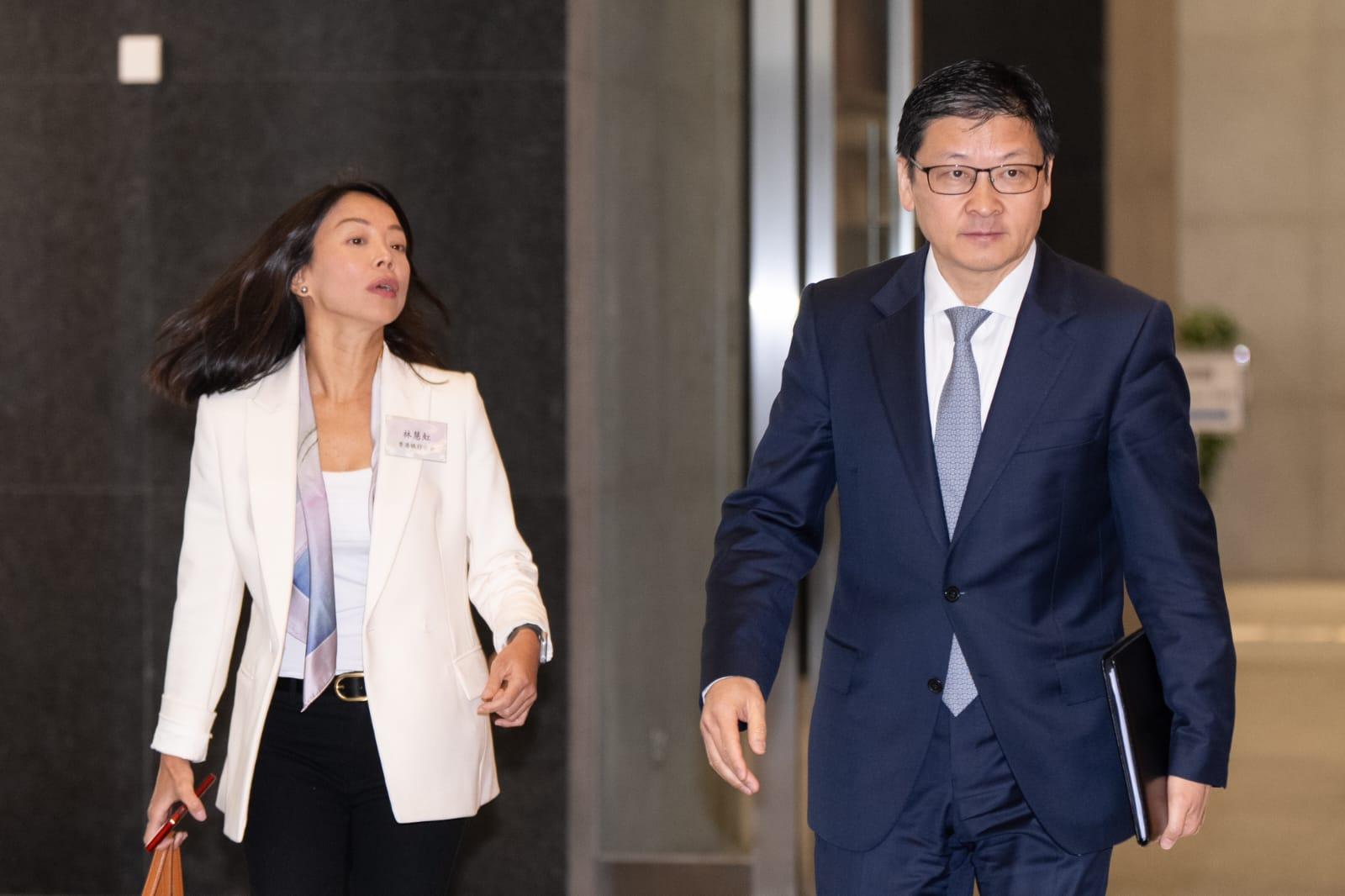 夏龍寶早上到政總晤金融界代表。(林靄怡攝)