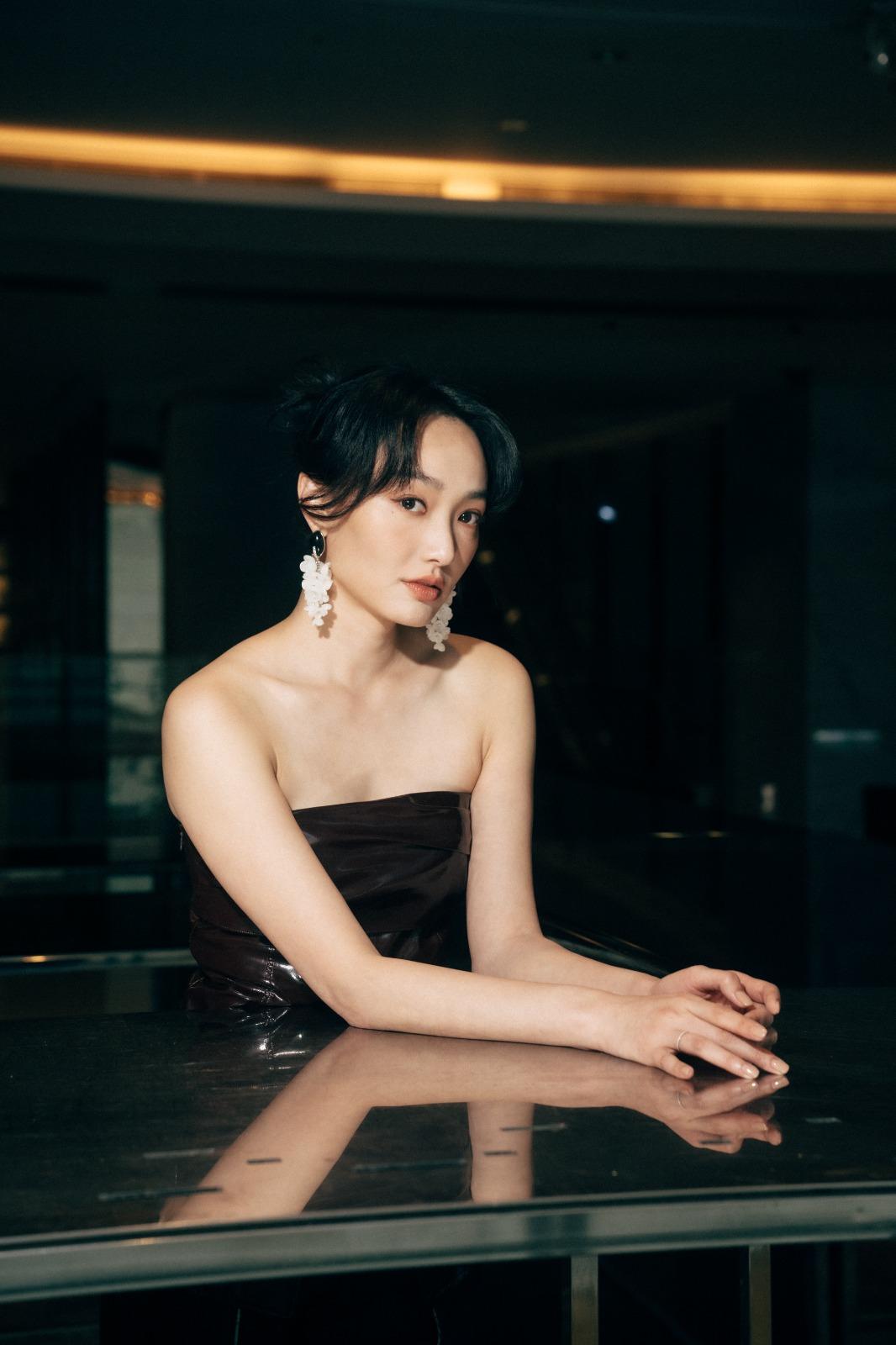 蔡思韵在台北出席主演的首部賀歲動作喜劇《還錢》首映禮。