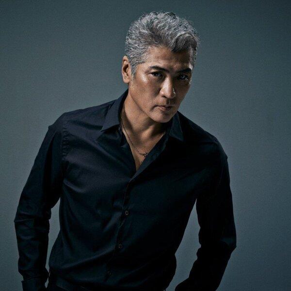 吉川晃司患上外傷性白內障,於今年1月接受了雙眼人工晶片植入手術。