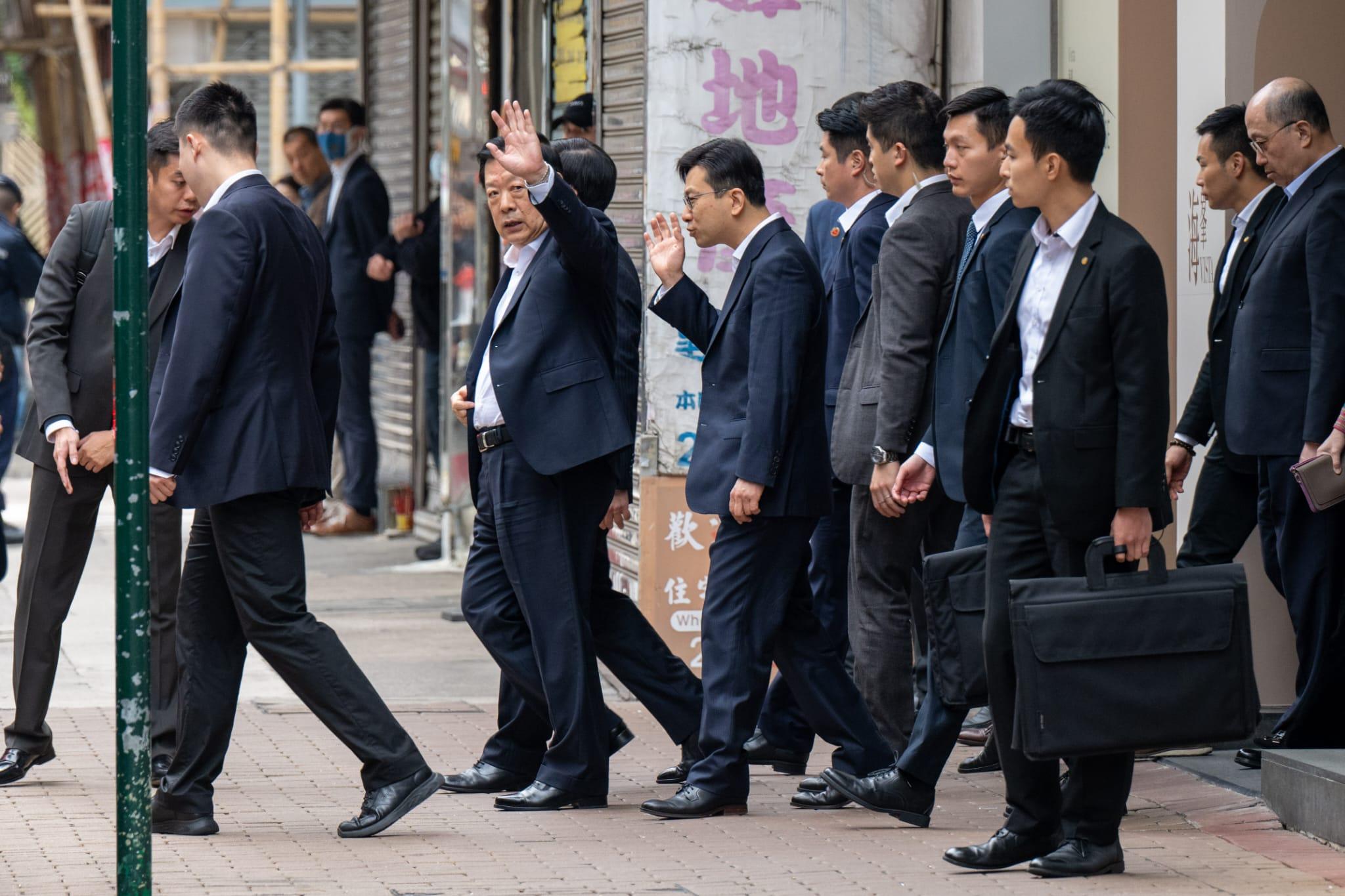 夏寶龍到深水埗海峯家訪。(陳奕釗攝)