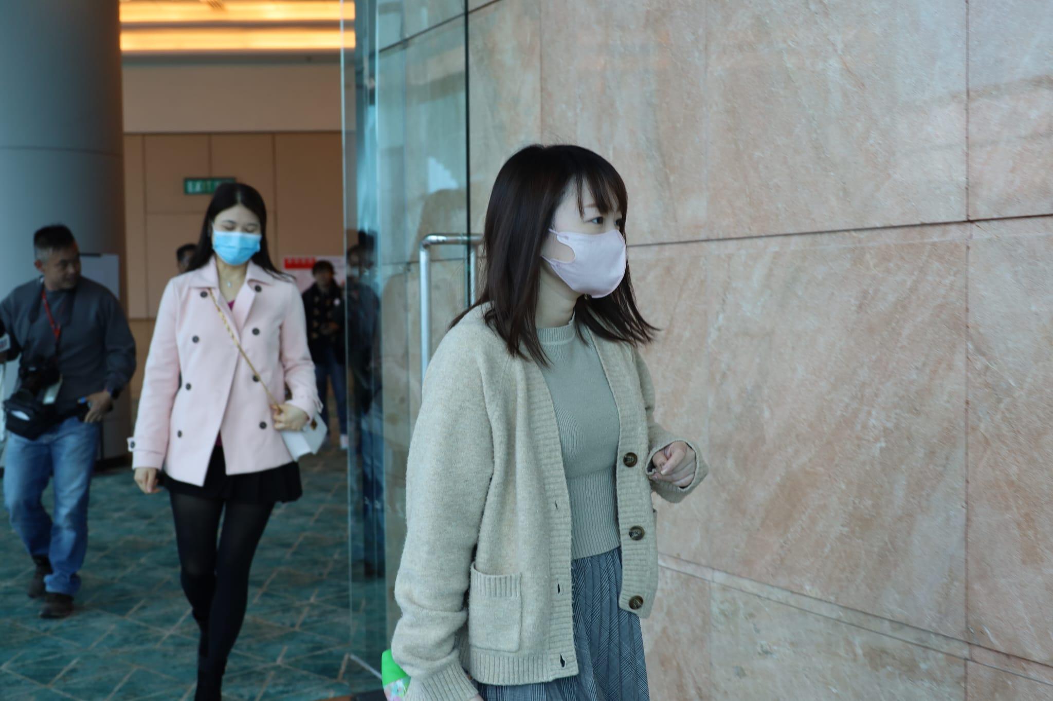 該名杏色外套女子投得「D」車牌。(鍾式明攝)