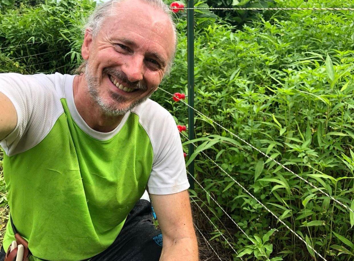 河國榮積極投入農務,將家的小花園變為小農場種菜。