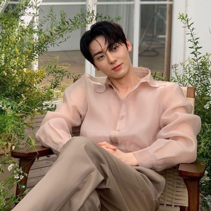 人氣男星黃旼炫今天亦宣布將在3月底當兵。