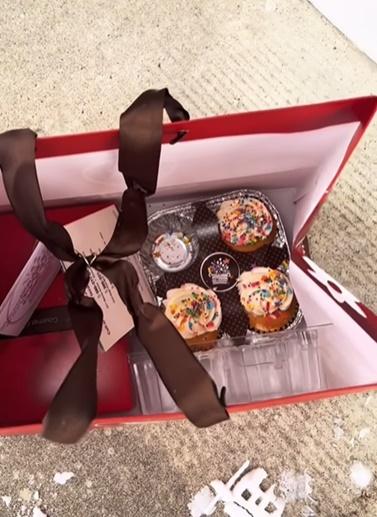 當他準備把禮物取入屋時,發現裝蛋糕的盒子被打開了,而且4個蛋糕只剩下3個。(IG)