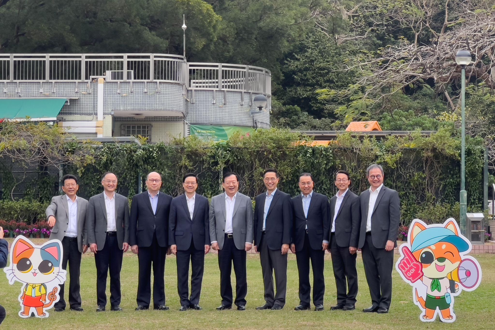 夏寶龍訪港第3日,下午在特首李家超陪同下參觀郊野公園。(林靄怡攝)