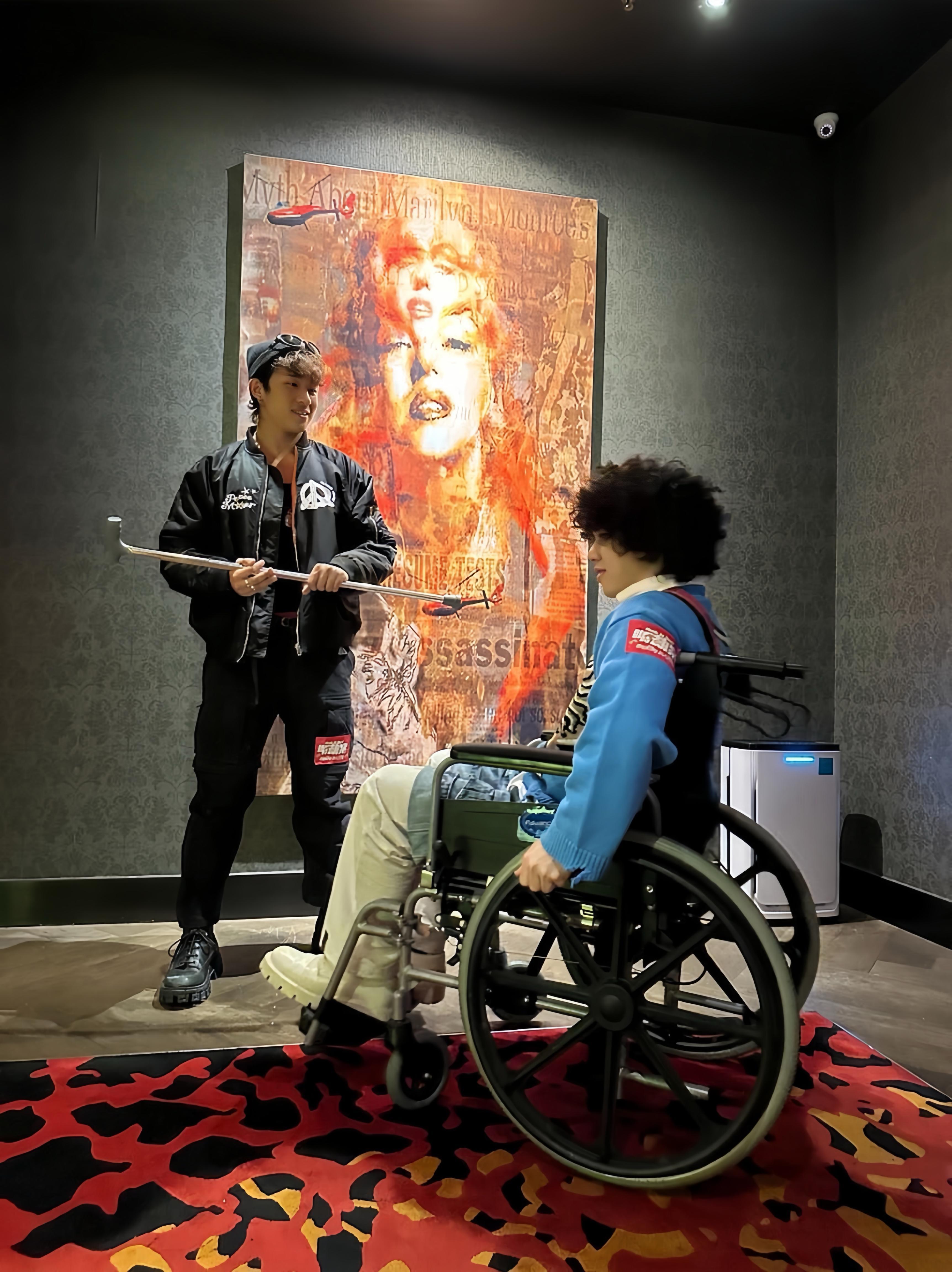 曾比特因肌肉急性發炎,要坐輪椅出入戲院謝票。