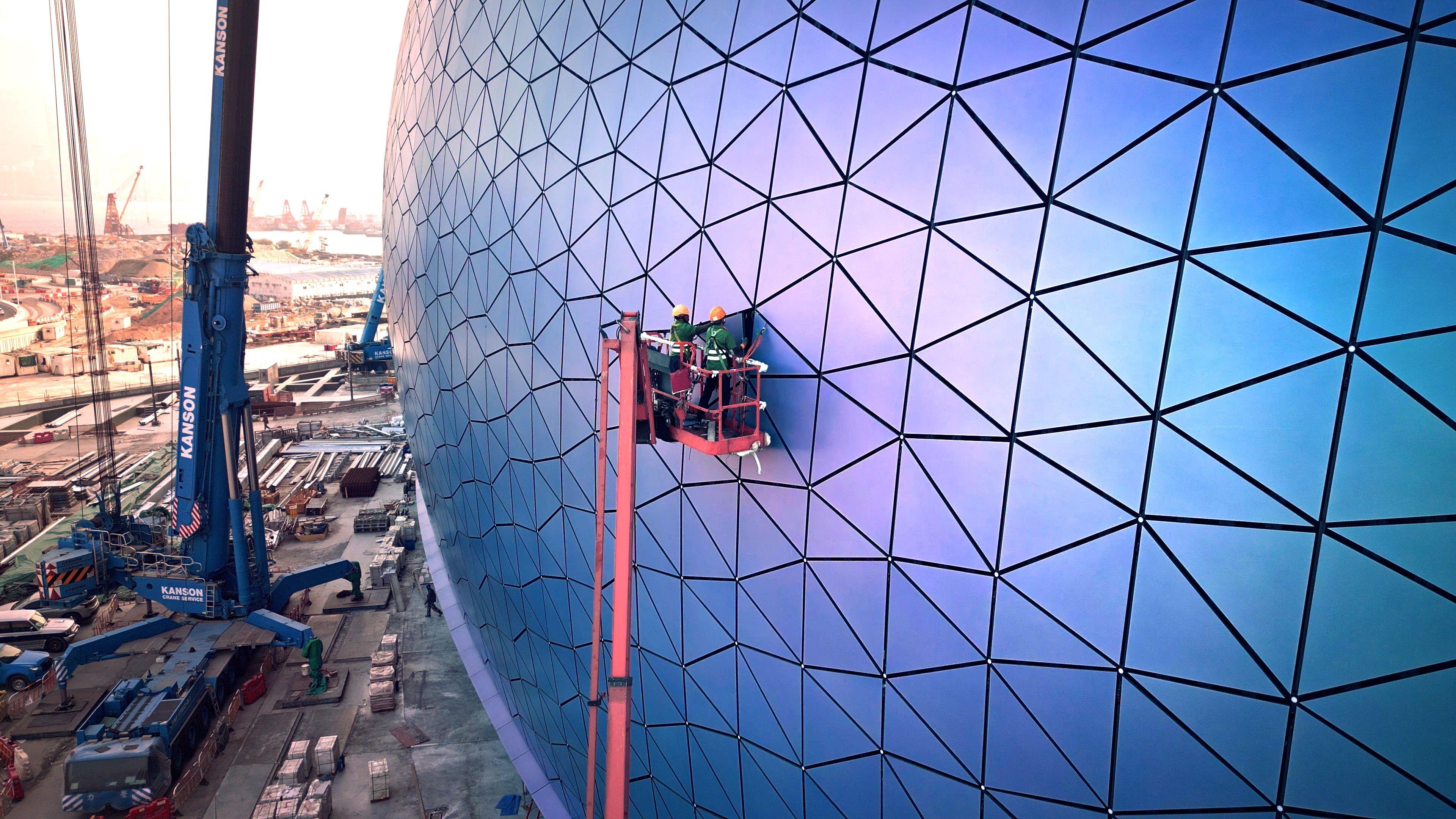 園方主場館外牆所有面板已完成安裝。