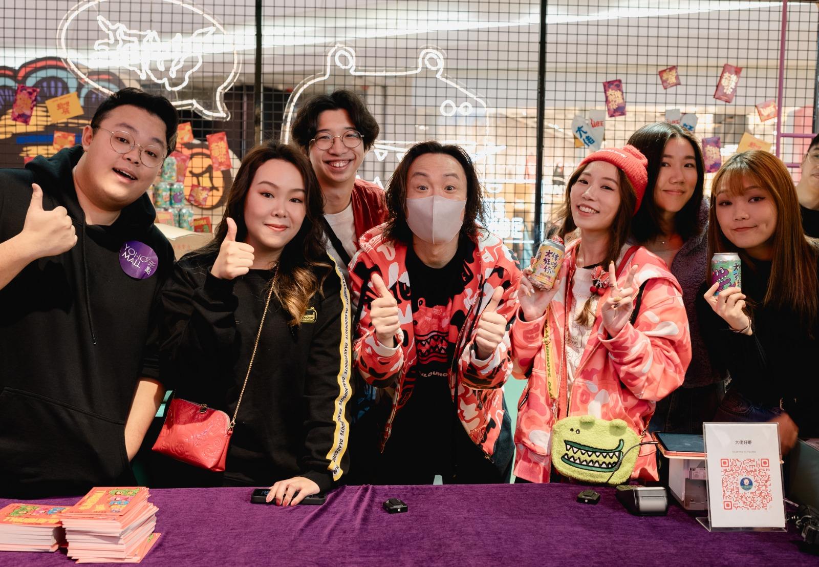 鄭中基抽空現身市集拜早年。