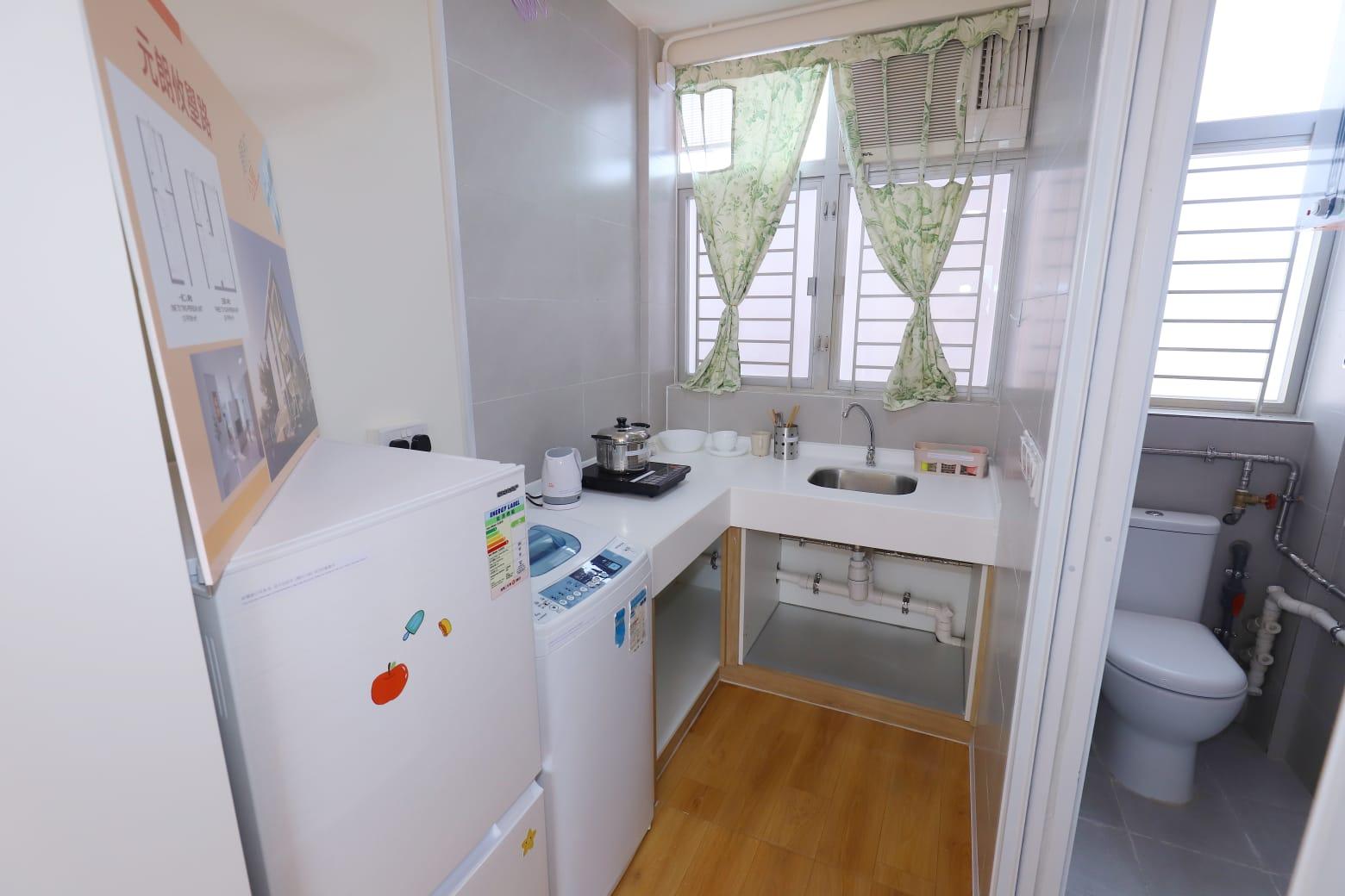 單位內設有家電等設備。(羅錦鴻攝)