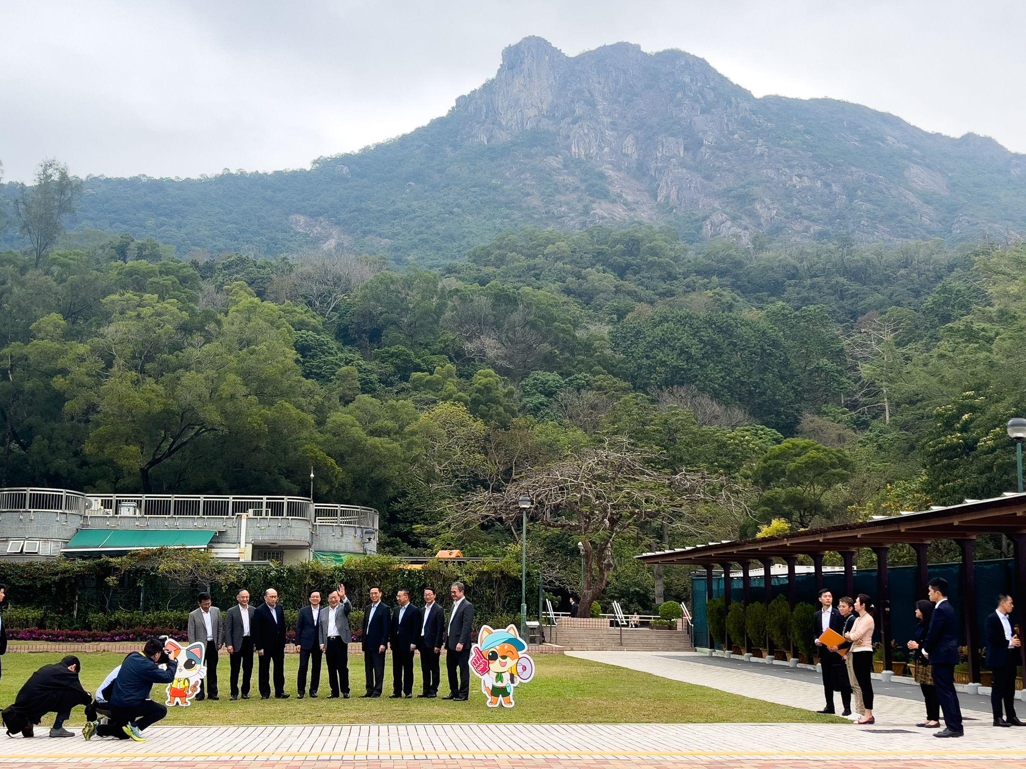 夏寶龍來港考察第3日,下午參觀獅子山公園。(林靄怡攝)