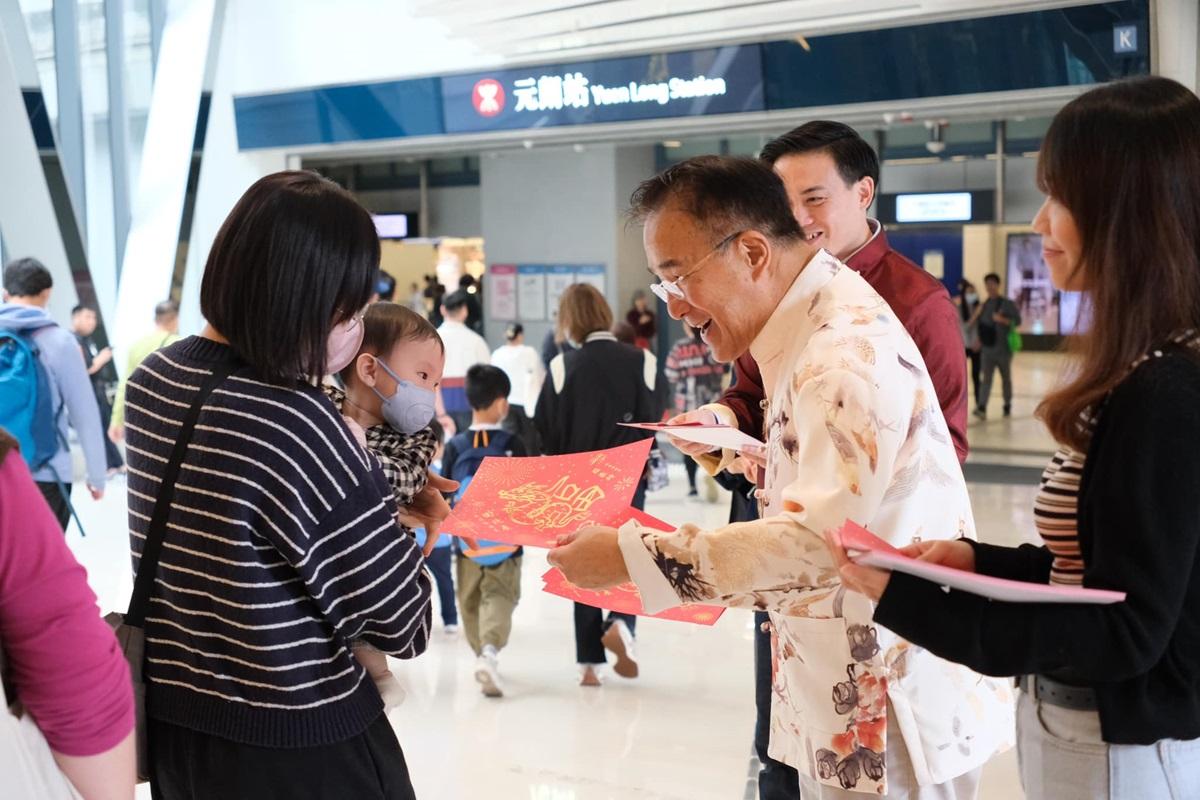 田北辰年廿五去元朗派揮春,仲話「國家安全」、「國強家興」好多人拎。(田北辰FB)
